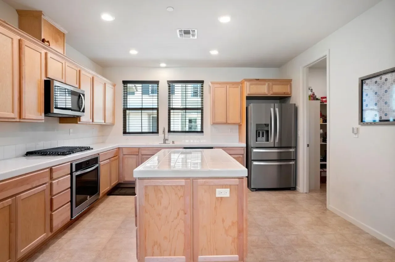 17982 Monterey St 010.webp