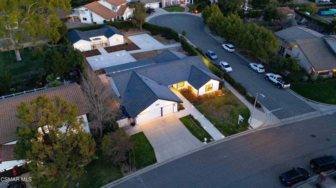 568 Bristol Ave 003.jpg