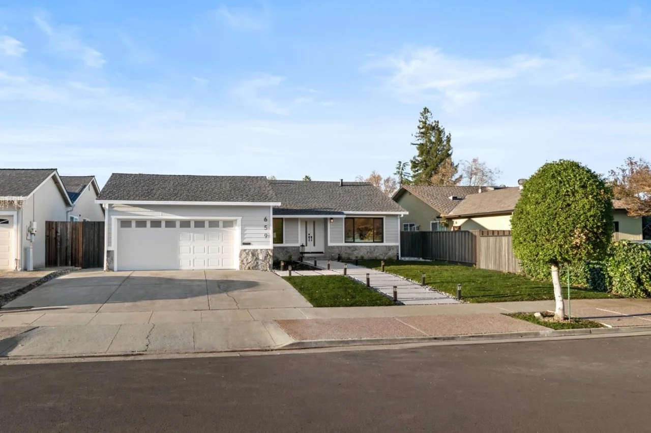 659 Meadow Creek Dr 002.jpg