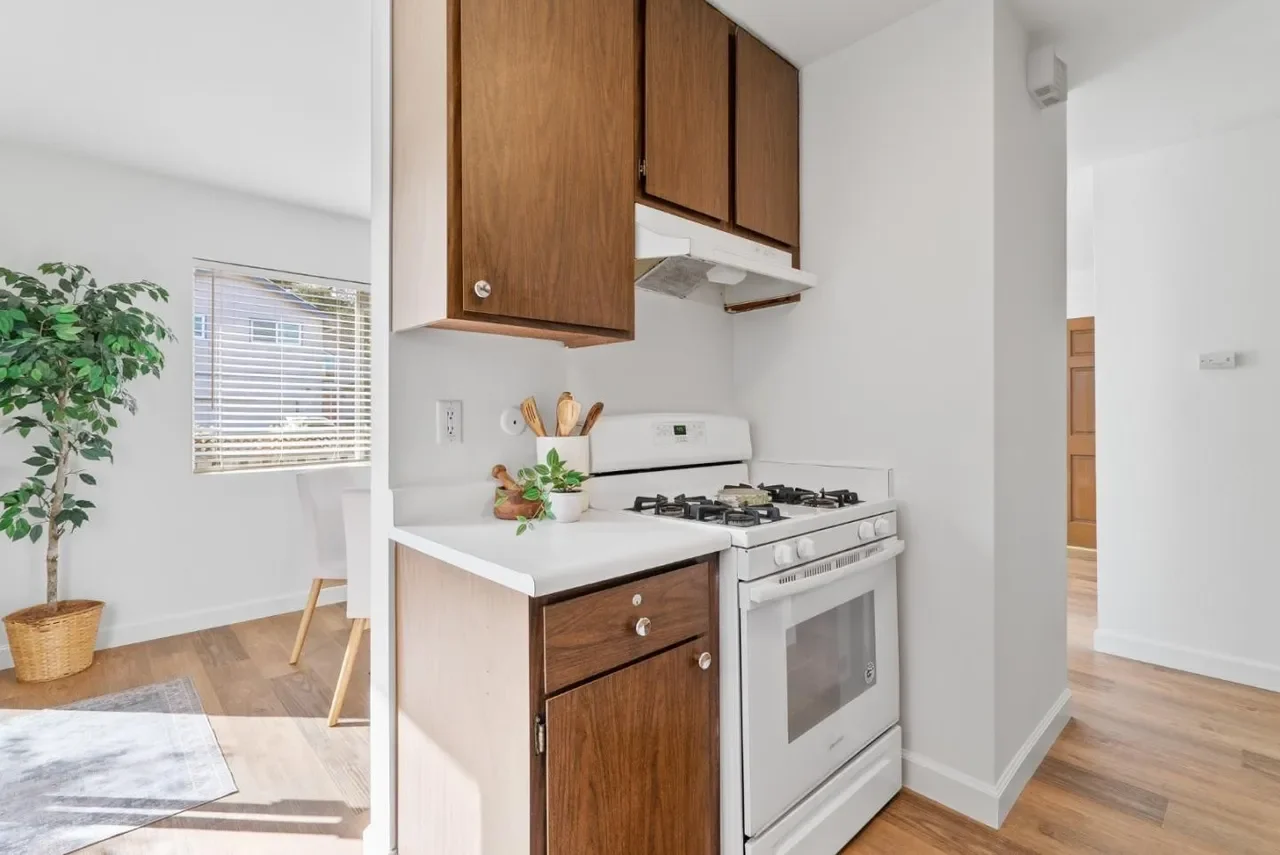 526 Harriet Ave 012.webp