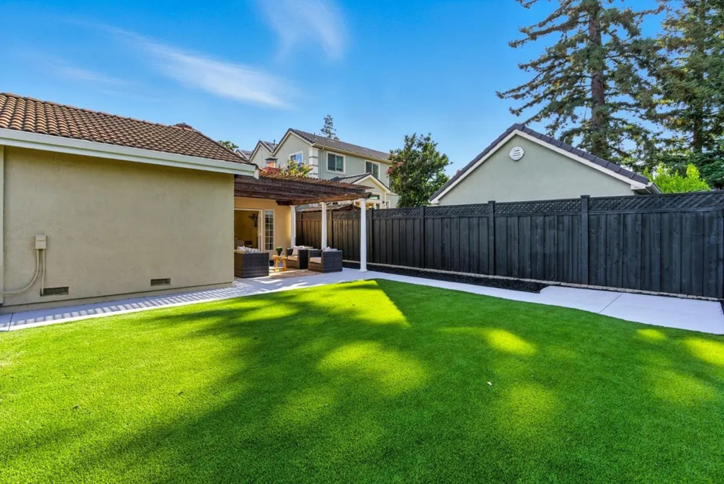 2188 Yorkshire Way 006.png