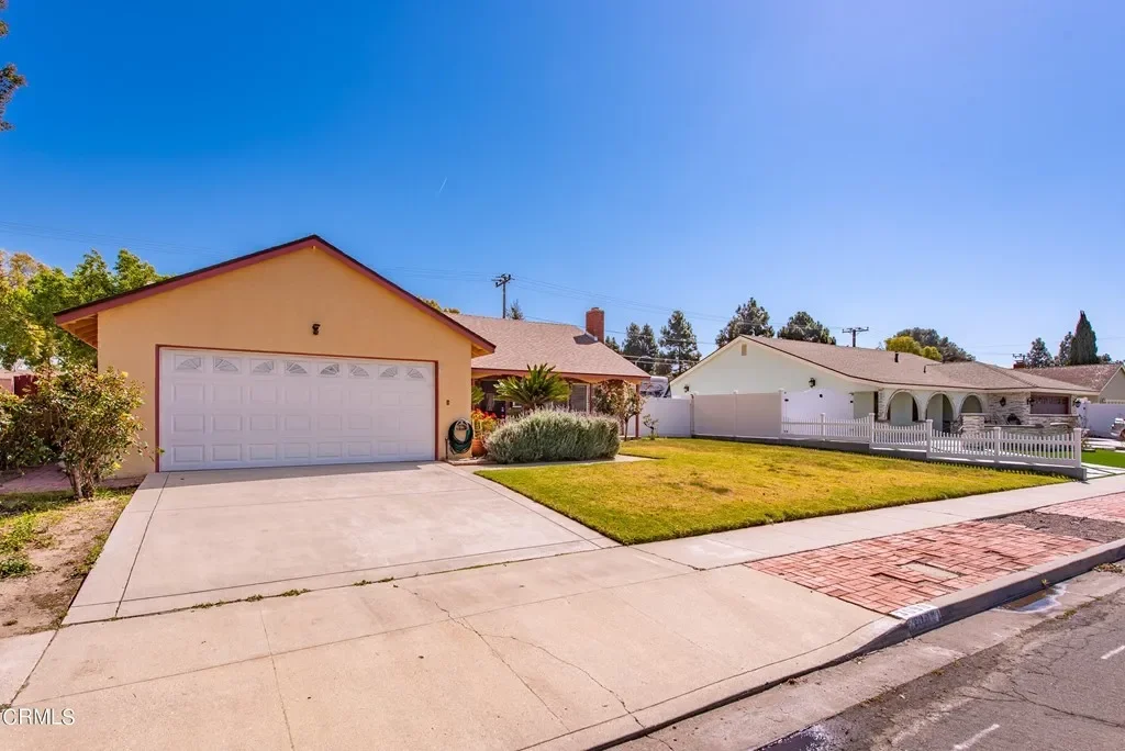 3090 Dwight Ave 002.webp