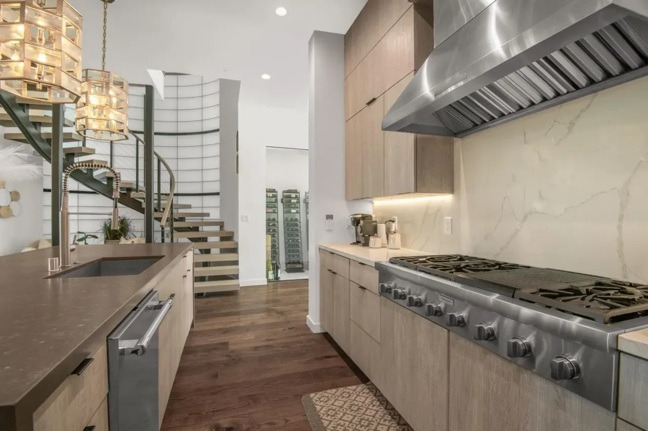 30 Roberts Rd 010.webp