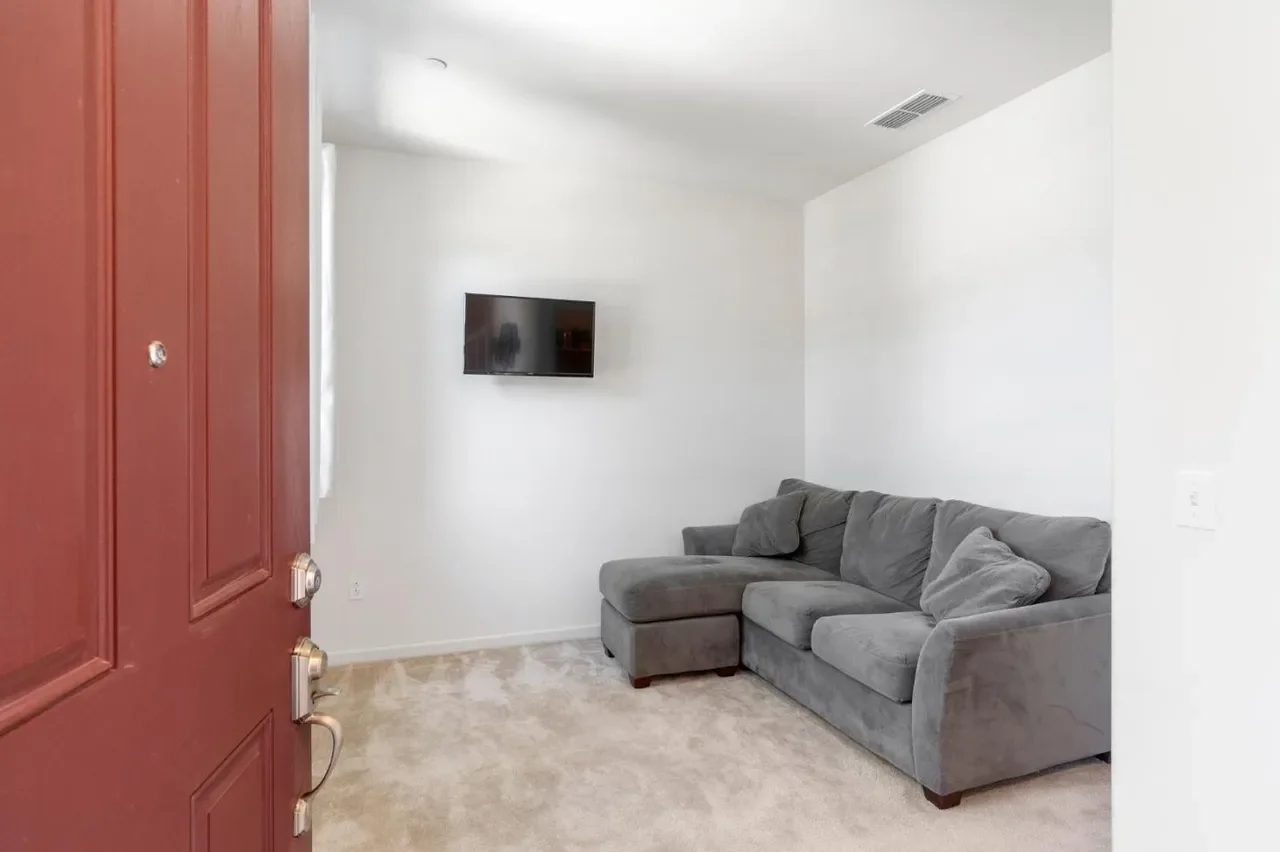 17982 Monterey St 003.webp