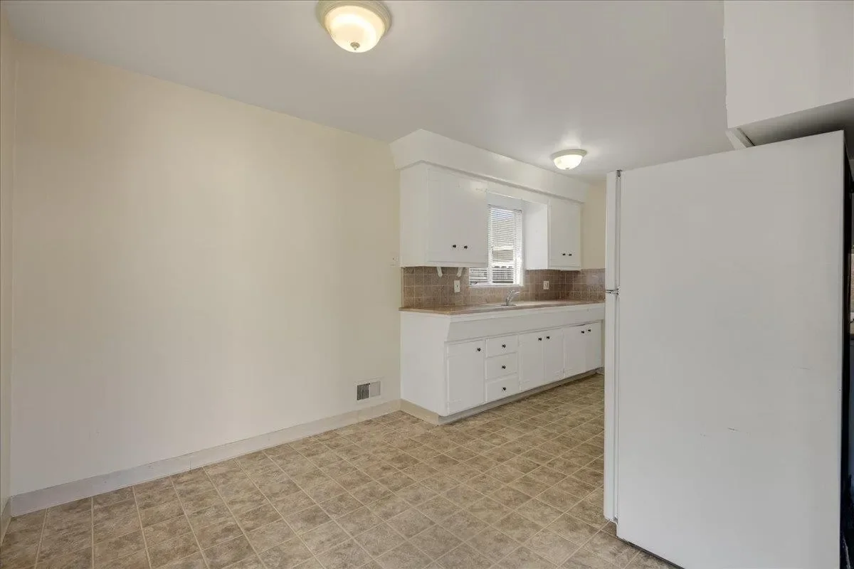 960 College Dr 013.webp