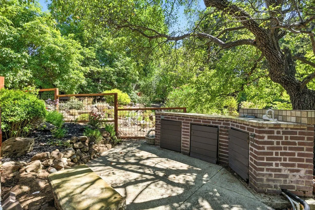 2040 Longden Cir 029.png