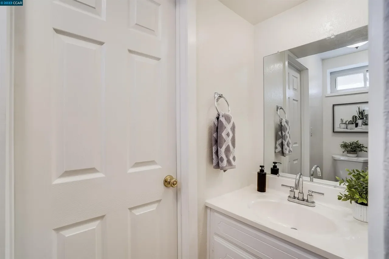 16640 Rolando Ave 041.webp