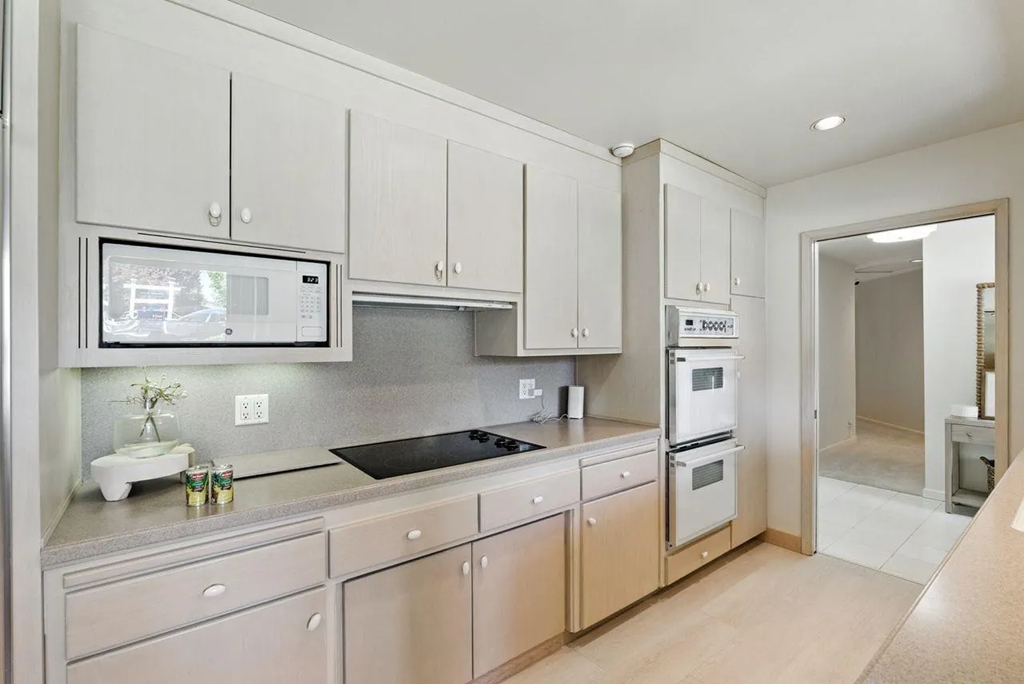 2040 Longden Cir 008.png