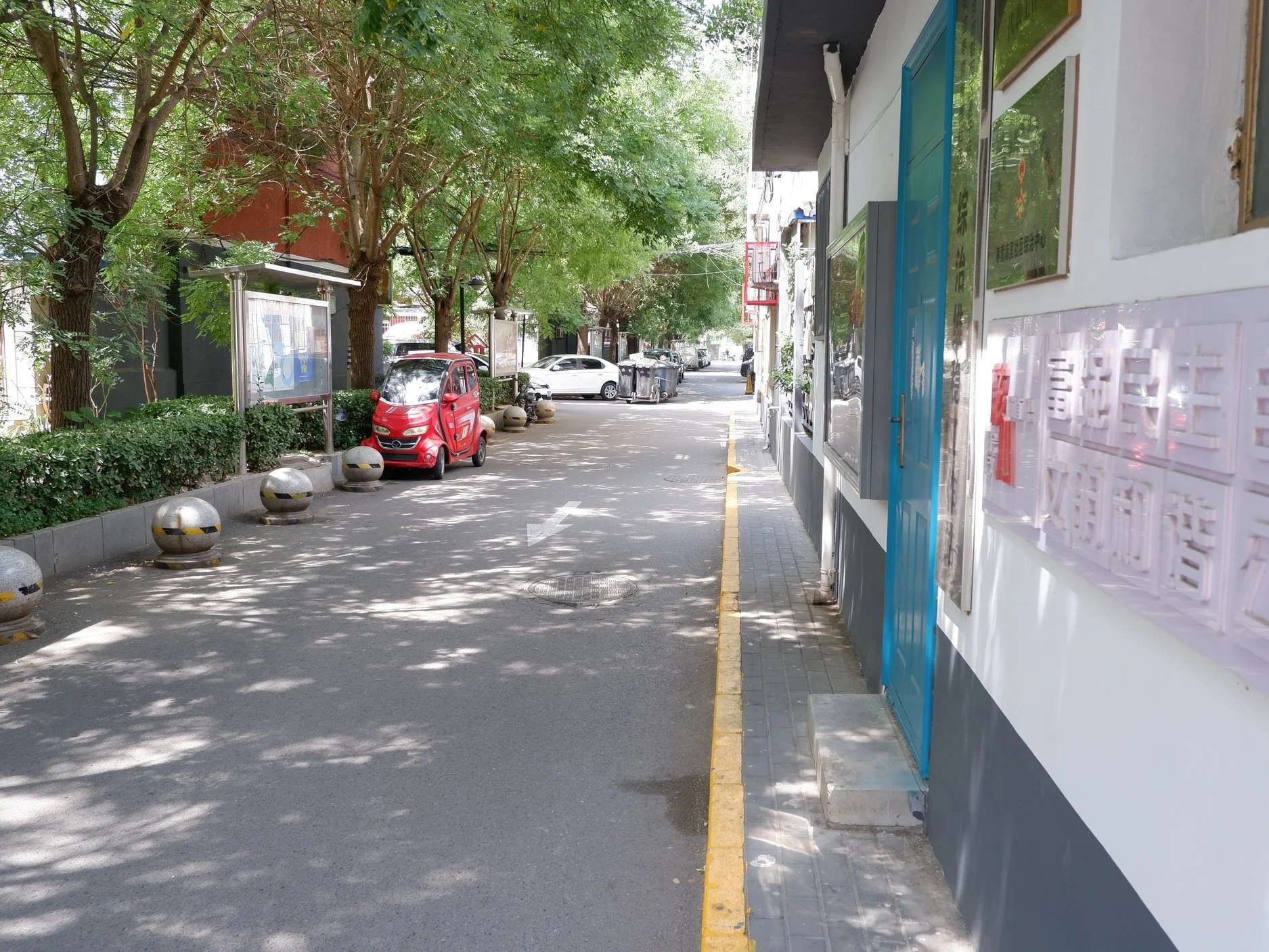 The second back alley, slightly more bustling than ours.