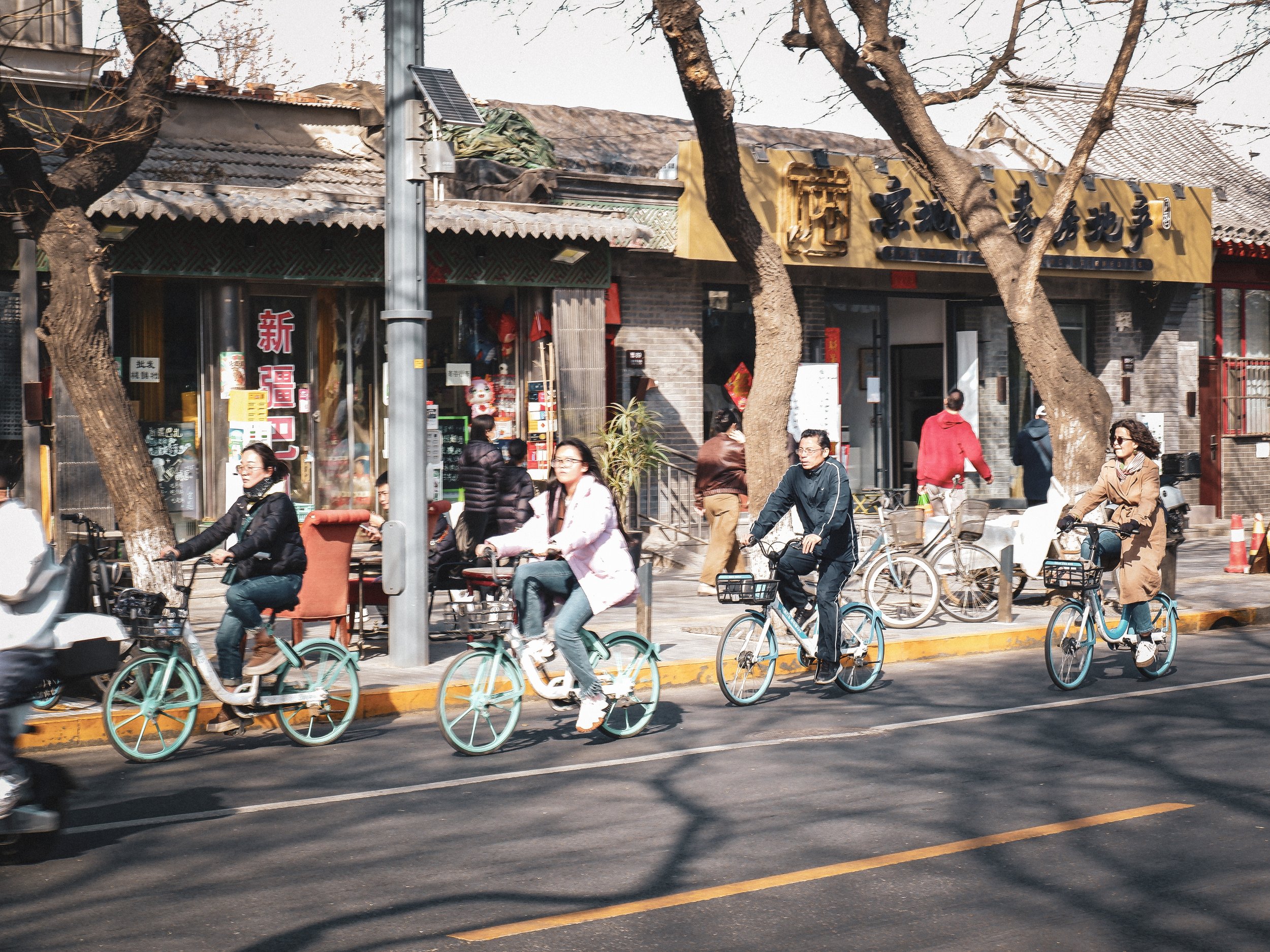 Beijingers bike to the hutong.