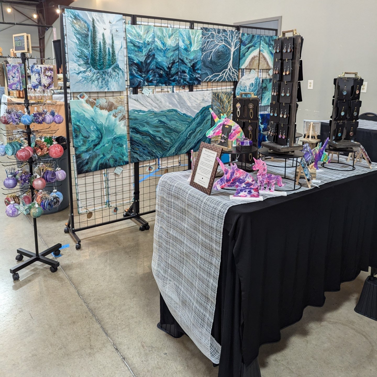 All set up at the Winter Bizarre &amp; Craft Fair at the Clatsop County Fair &amp; Expo Center in Astoria. There are so many AWESOME vendors here!!! I'm definitely taking care of some Christmas shopping today 🌲🎁 Stop by and say hi 😀 

#shoplocal #