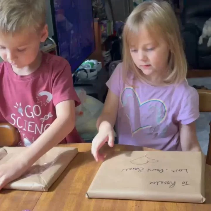 My most favorite art collectors in the whole world 💚  Jasper saw some pink paint smudges on the back of the canvas and thought I sent him a pink painting for a brief moment 😂

#family #art #joy #fluidart #adorable