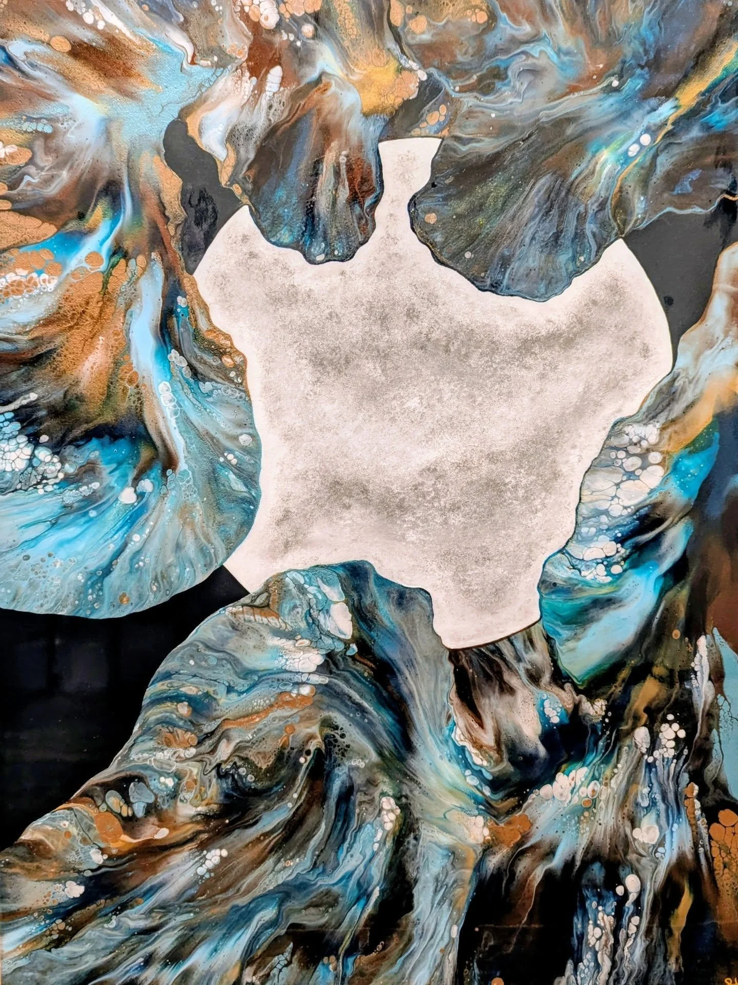 I just installed several new paintings at Menagerie (1162 Marine Dr., Astoria) for today's Art Walk! Pictures don't do these justice; you have to see how they shimmer and shine in person 🤩

#astoriaoregon #artwalk #fluidart #abstractart #artwork