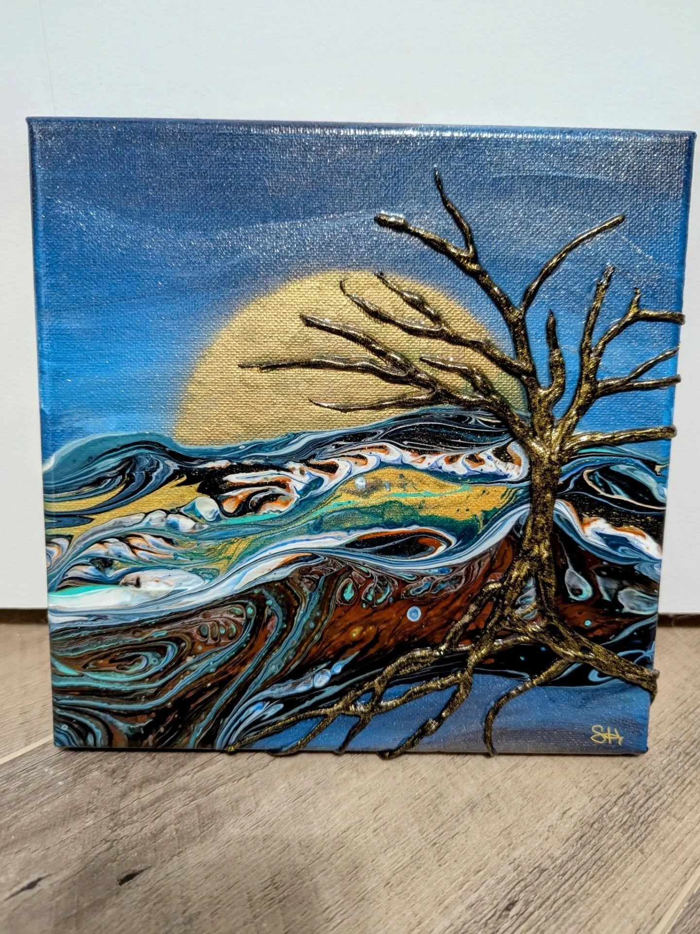 What do you think? I've been experimenting with spray paint and mixing that with my fluid art style. I really enjoyed creating this piece and can't wait to experiment more with these mixed mediums! 

L👀K at that sparkle! ✨ 

Huge shout-out and thank