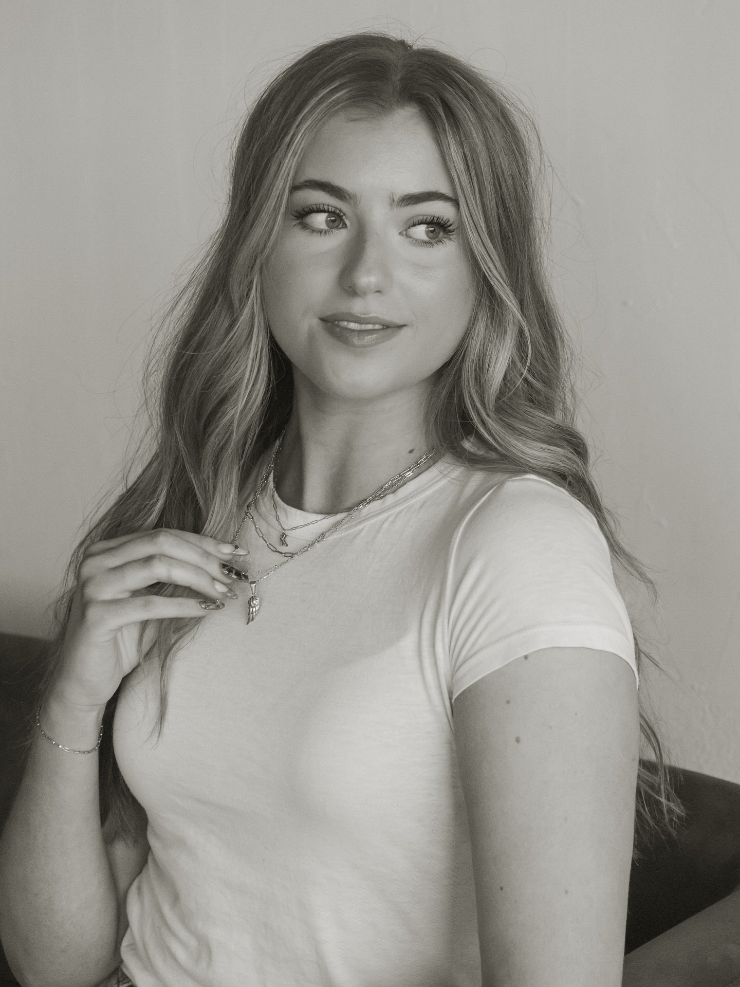 Happy Friday&rsquo;s Eve ☁️

Come shop with us till 6pm 🫶🏼