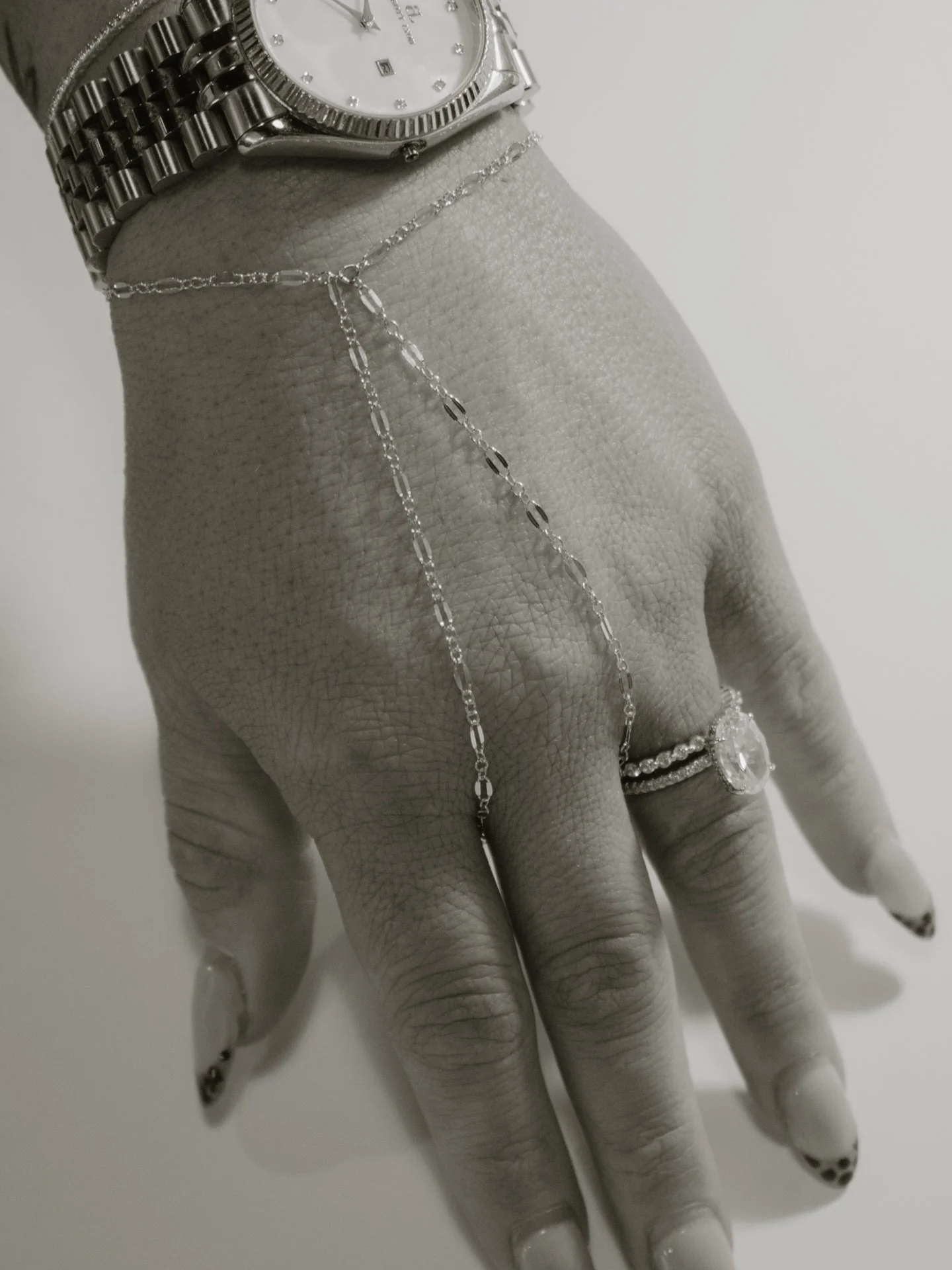 We love a hand-chain moment.. ☁️🤍

Come shop with us till 6PM 🫶🏼