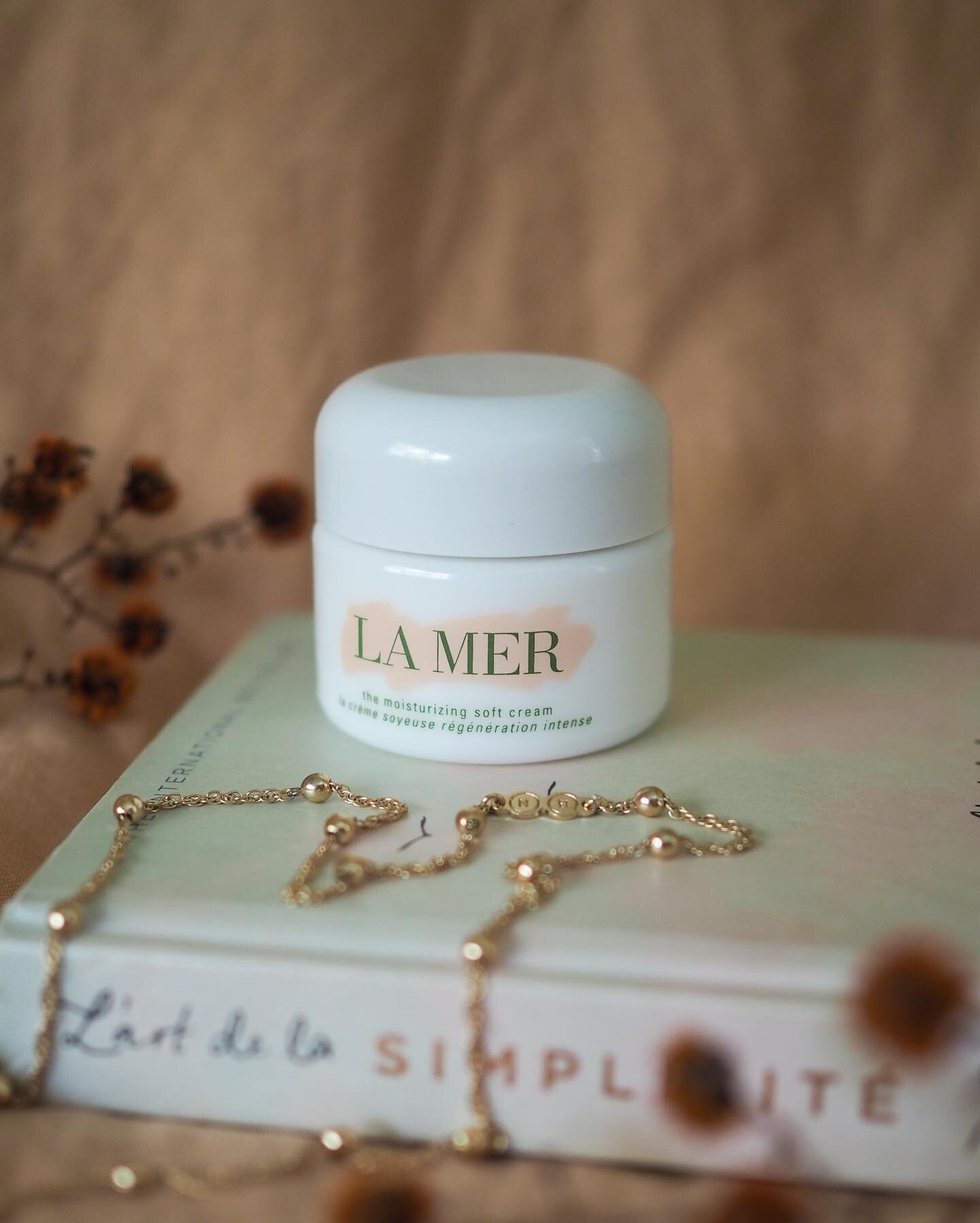 The small things that make my day a little better ✨@lamer

#TheMoisturizingSoftCream is the Holy Grail of moisturisers 🙌 It&rsquo;s without a doubt the most luxurious product I&rsquo;ve ever used, it feels like magic on my skin and smells like a fre