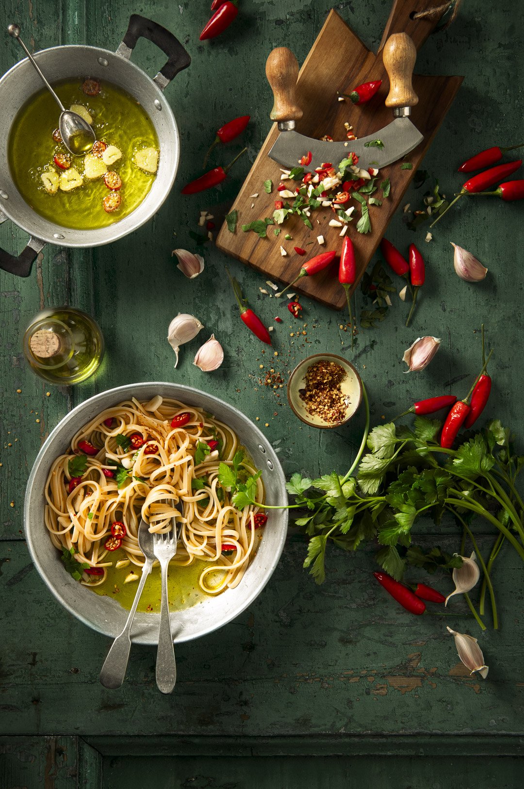 garlic and olive oil, spaghetti, pasta, italian food, chili pepper, parsley, cooked, 