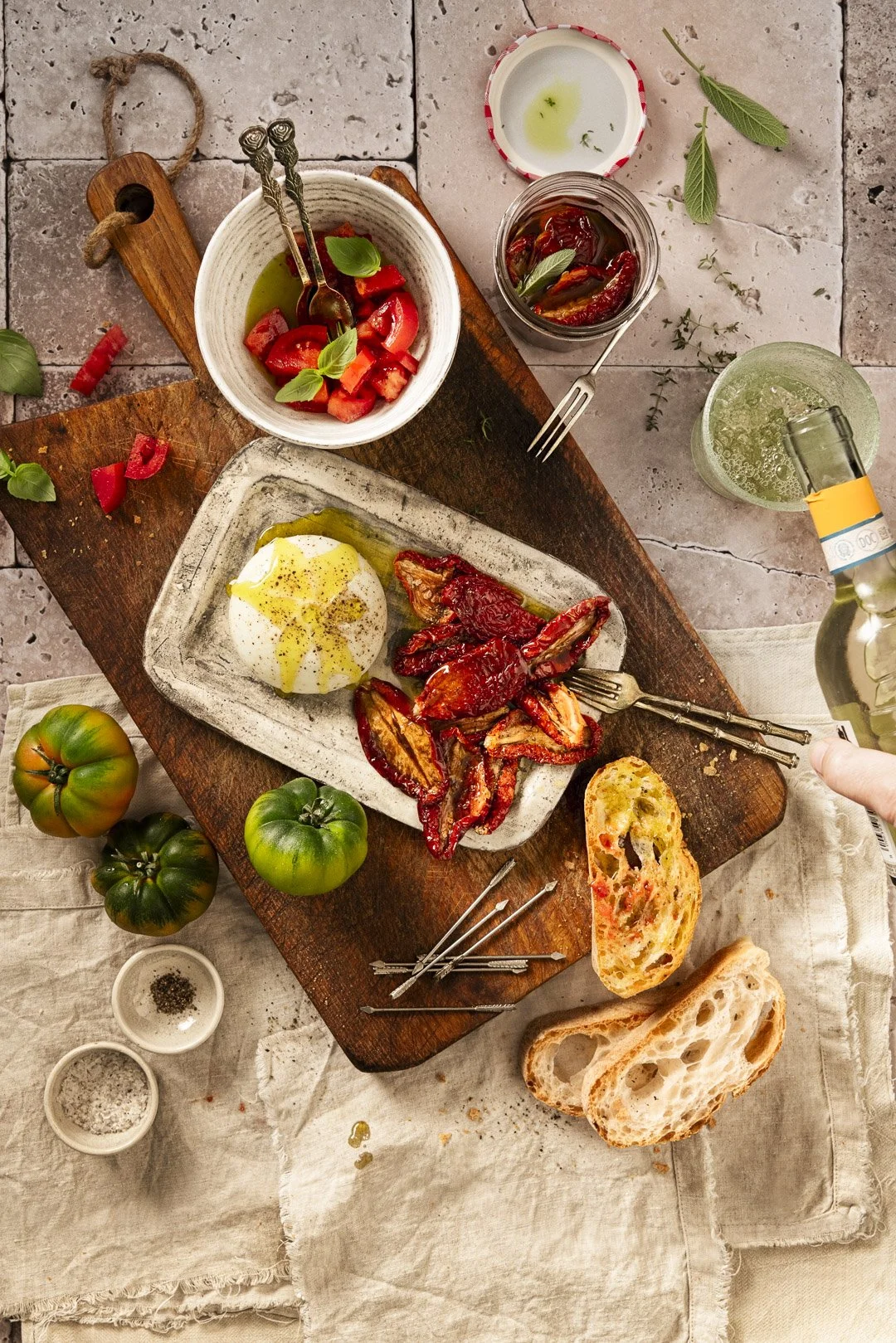 carese, strawberry, fruit, salad, sweet, burrata, mozzarella, dairy, basil, herb, fresh, organic, green, italian, typical, regional, tomatoes, bread