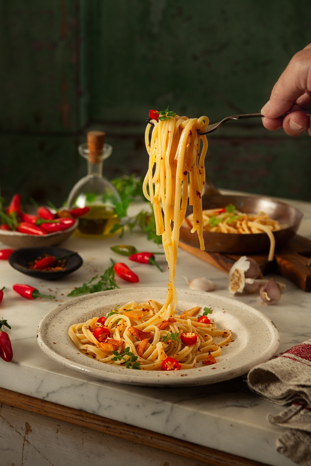 spaghetti aglio e olio e peproncino, italian food, savoury, mediterranean