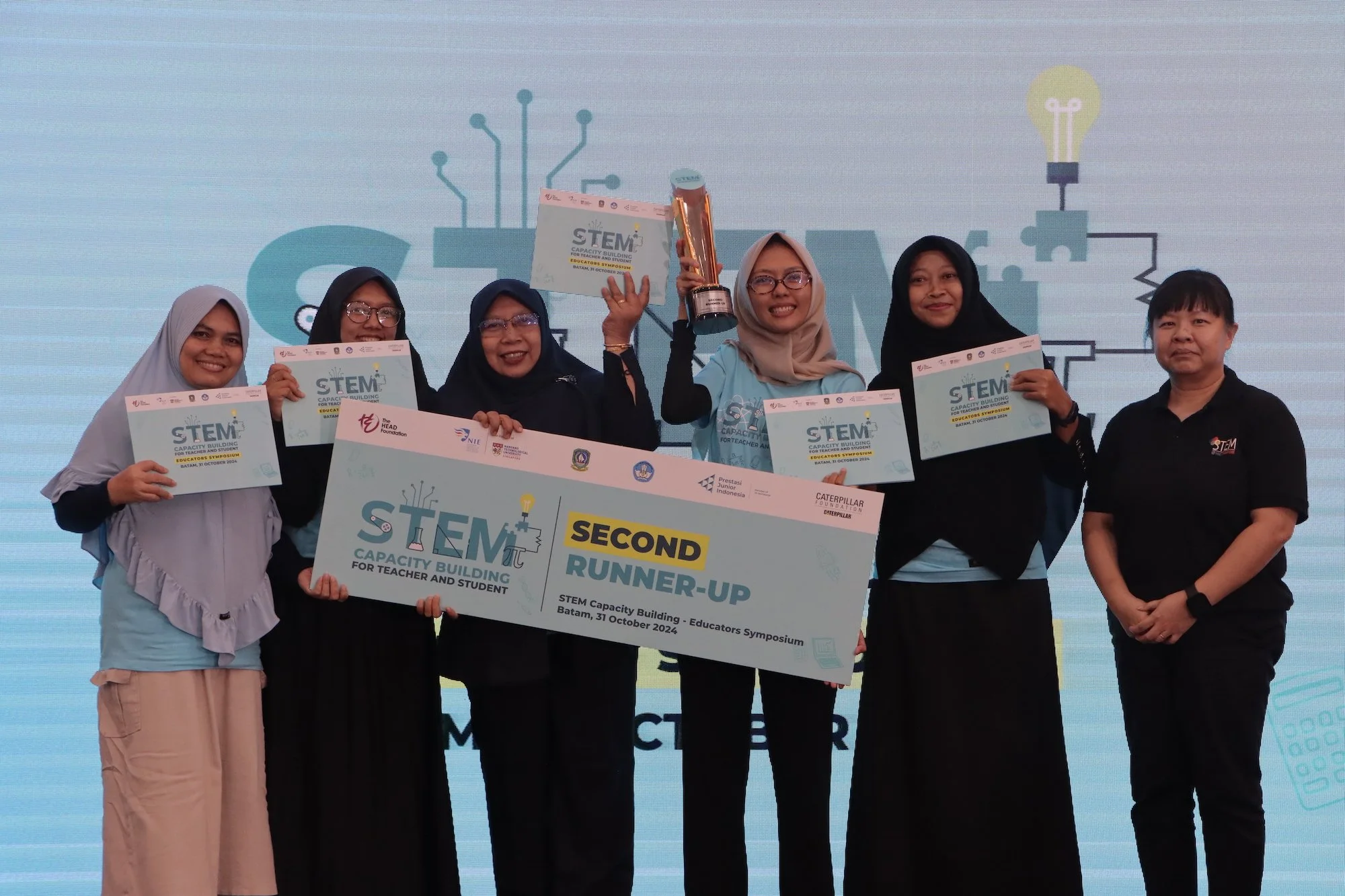  Participants from SMKN 1 Tanjung Pinang receiving their award for second runner-up for the best STEM educator, presented by A/P Teo Tang Wee 