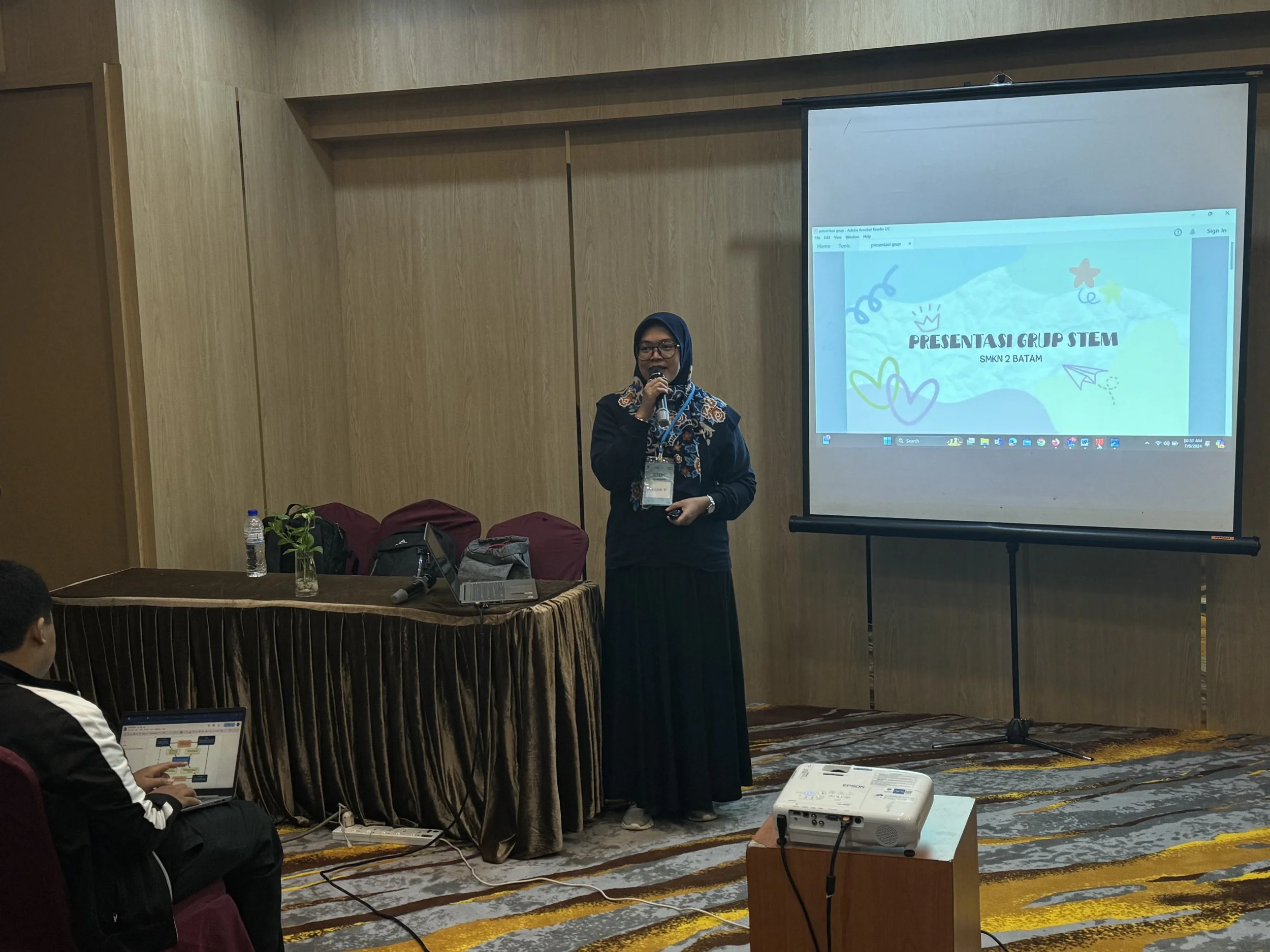  SMKN 2 Batam’s representative presenting their lesson plan on making smoke detector in students’ toilet 