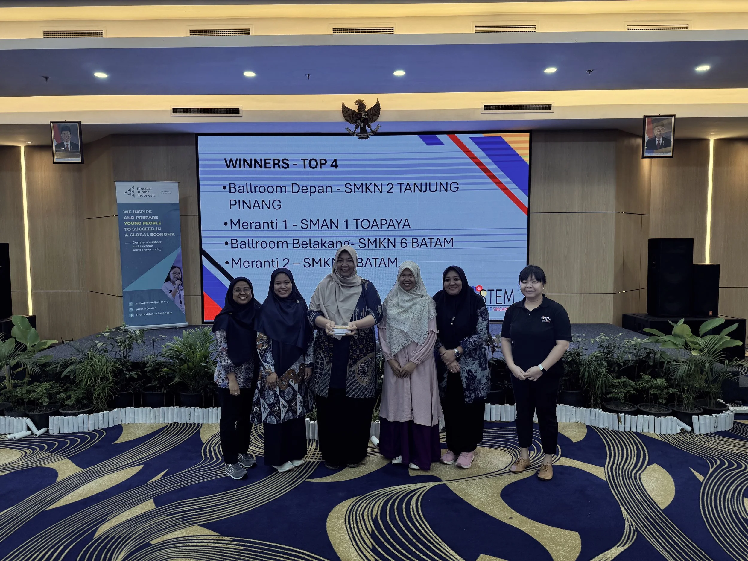  Associate Professor Teo Tang Wee with the winners from SMKN 7 Batam 