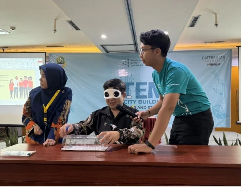 Mr Ng Yong Sim testing the prototype created by SMAN 1 Cileungsi   