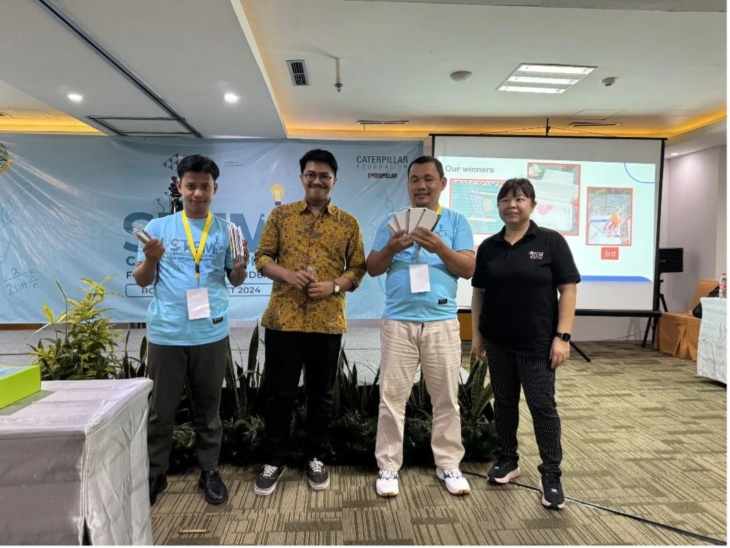 Associate Professor Teo giving out prizes to the winning teams