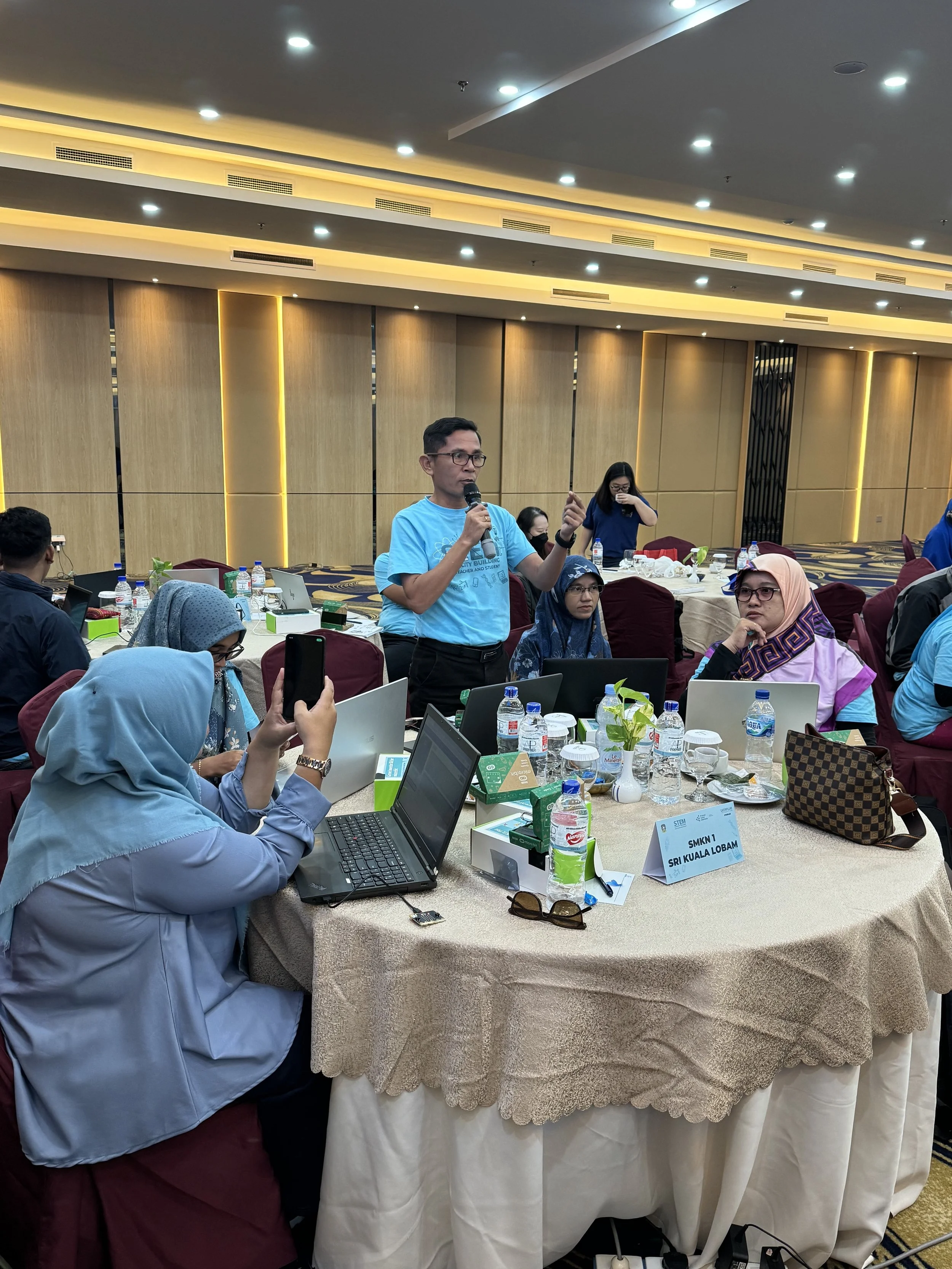  Participant from SMKN 1 Sri Kuala Lobam asking a question during the workshop 