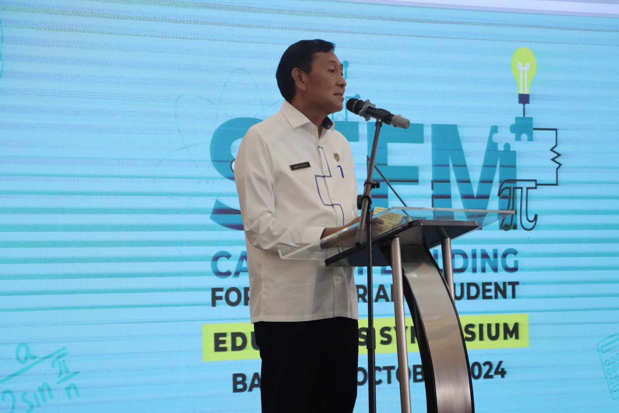  Dr Andi Agung, S.E., M.M., Head of the Education Office, Kepulauan Riau Province addressing the participants 