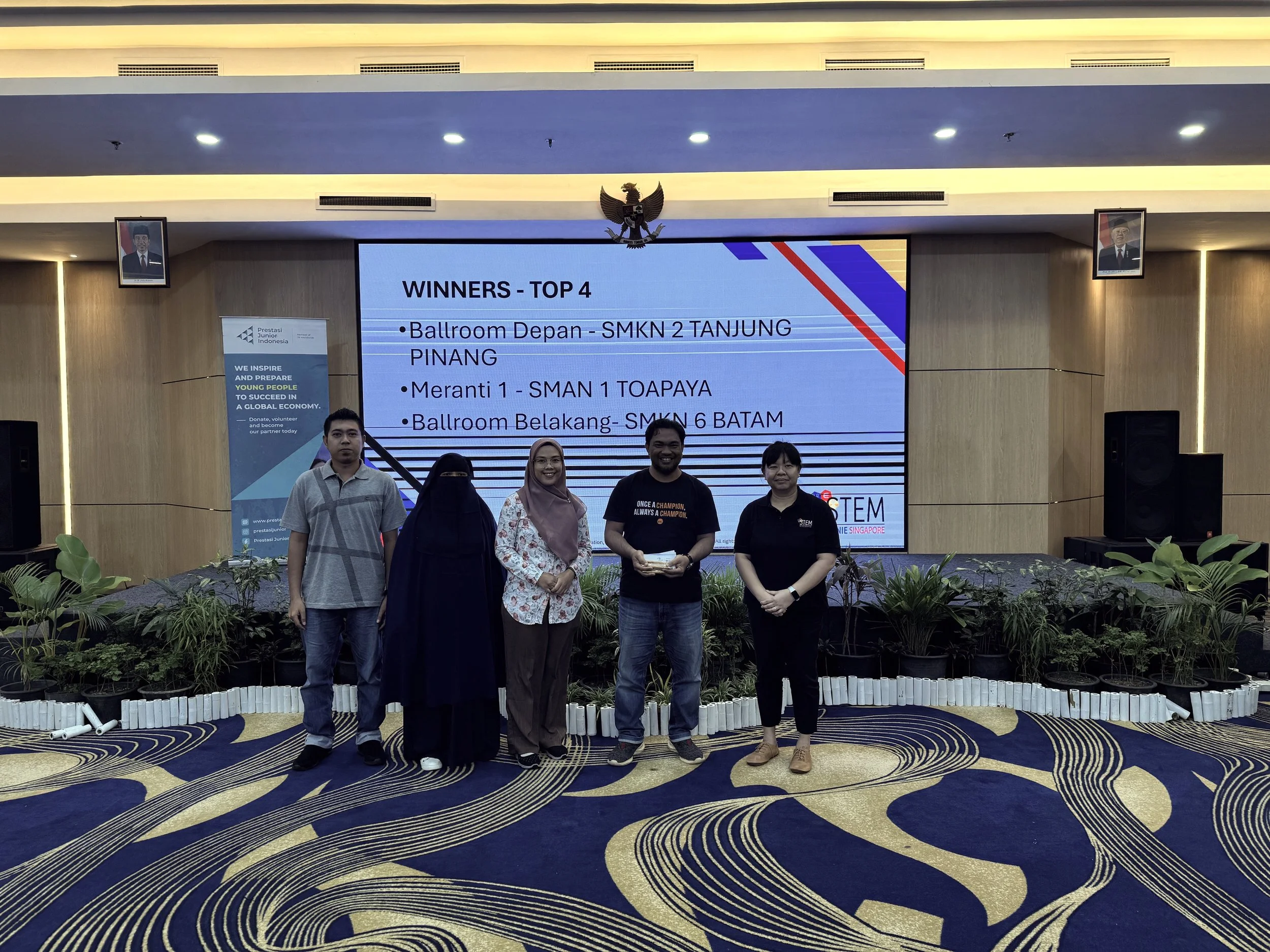  Associate Professor Teo Tang Wee with the winners from SMKN 6 Batam 