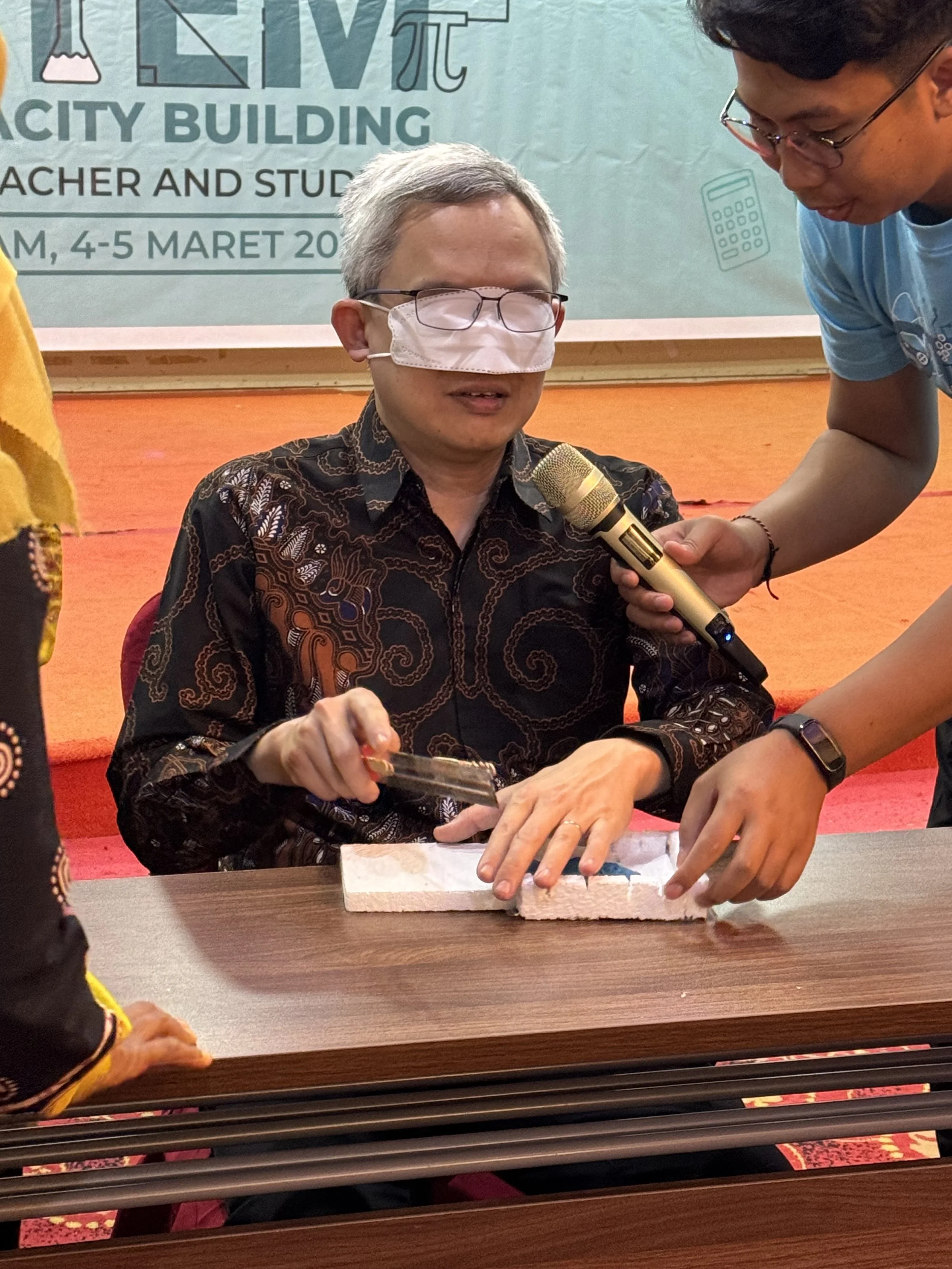  Dr Timothy Tan was invited as judge to test out the prototypes. Here he is testing the prototype from SMAN 7 Tanjung Pinang 