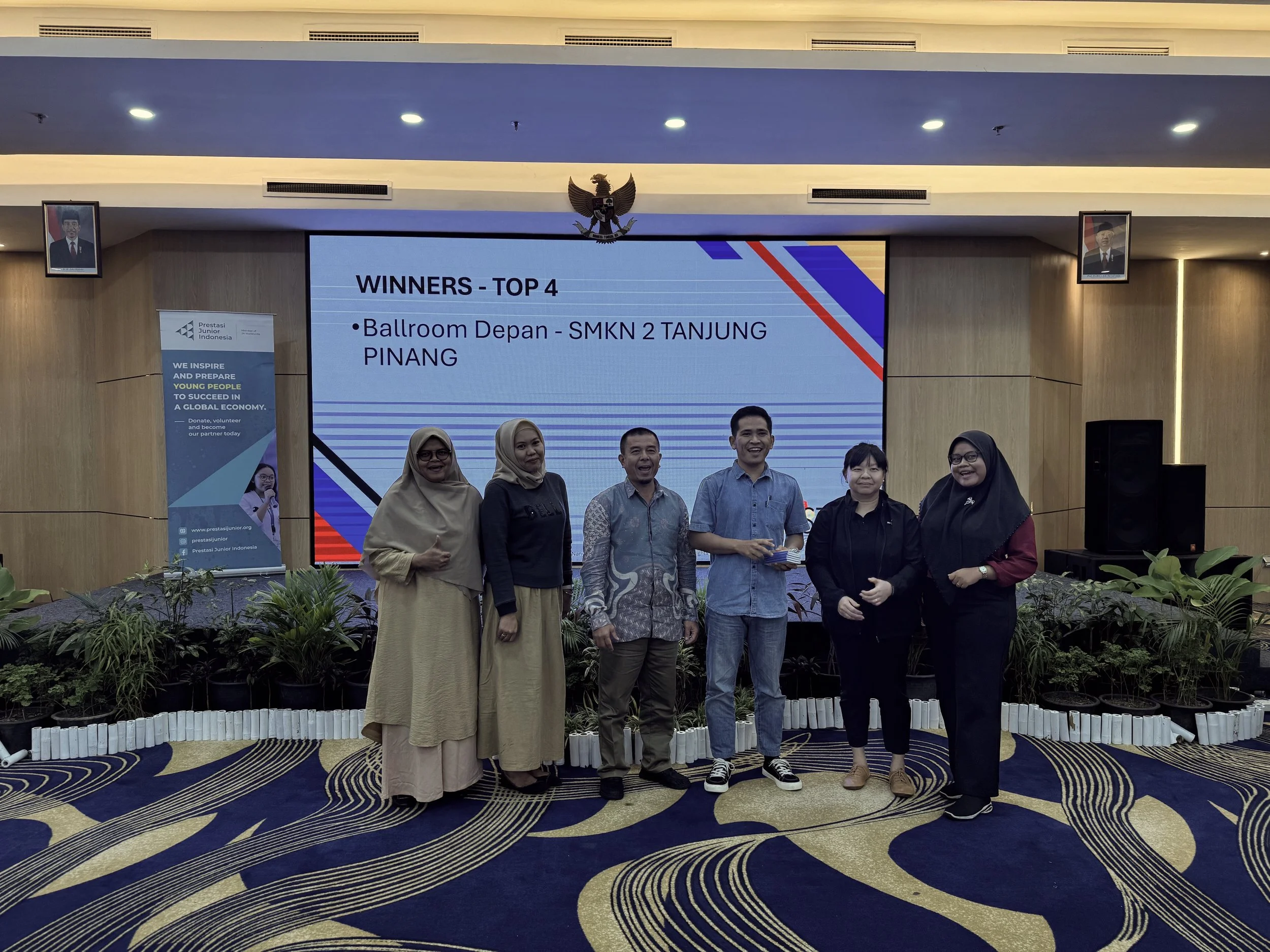  Associate Professor Teo Tang Wee with the winners from SMKN 2 Tanjung Pinang 