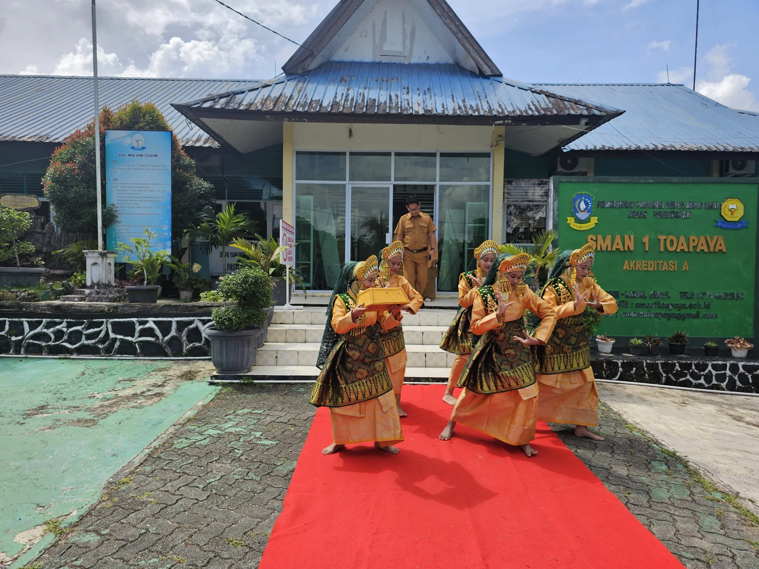  SMAN 1 Toapaya — Dance performance by the students 