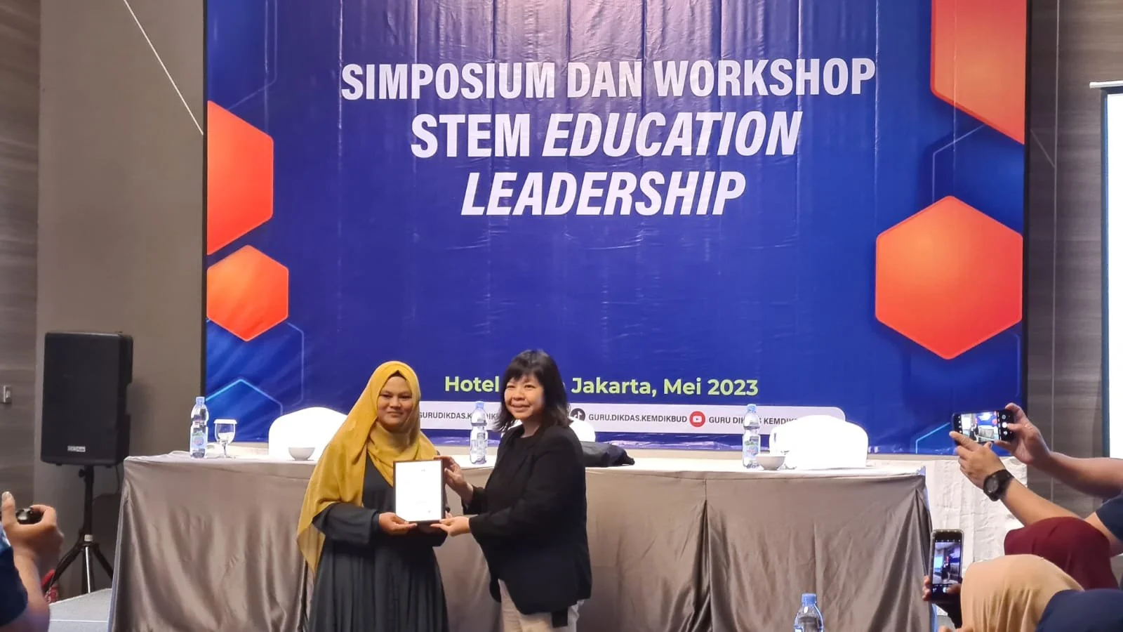  Presentation of the first prize to Wike Nur Febriani from SMP IT AL Jawahir. 