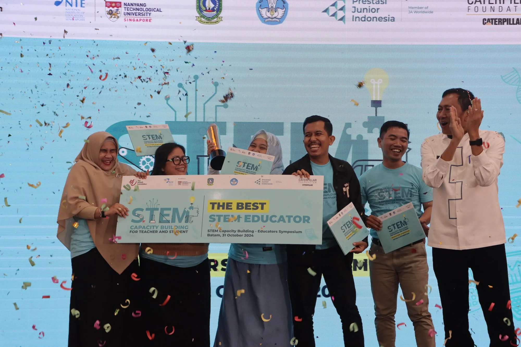  Participants from SMAN 1 Toapaya receiving their award for the best STEM educator, presented by Dr Andi Agung  &nbsp; 