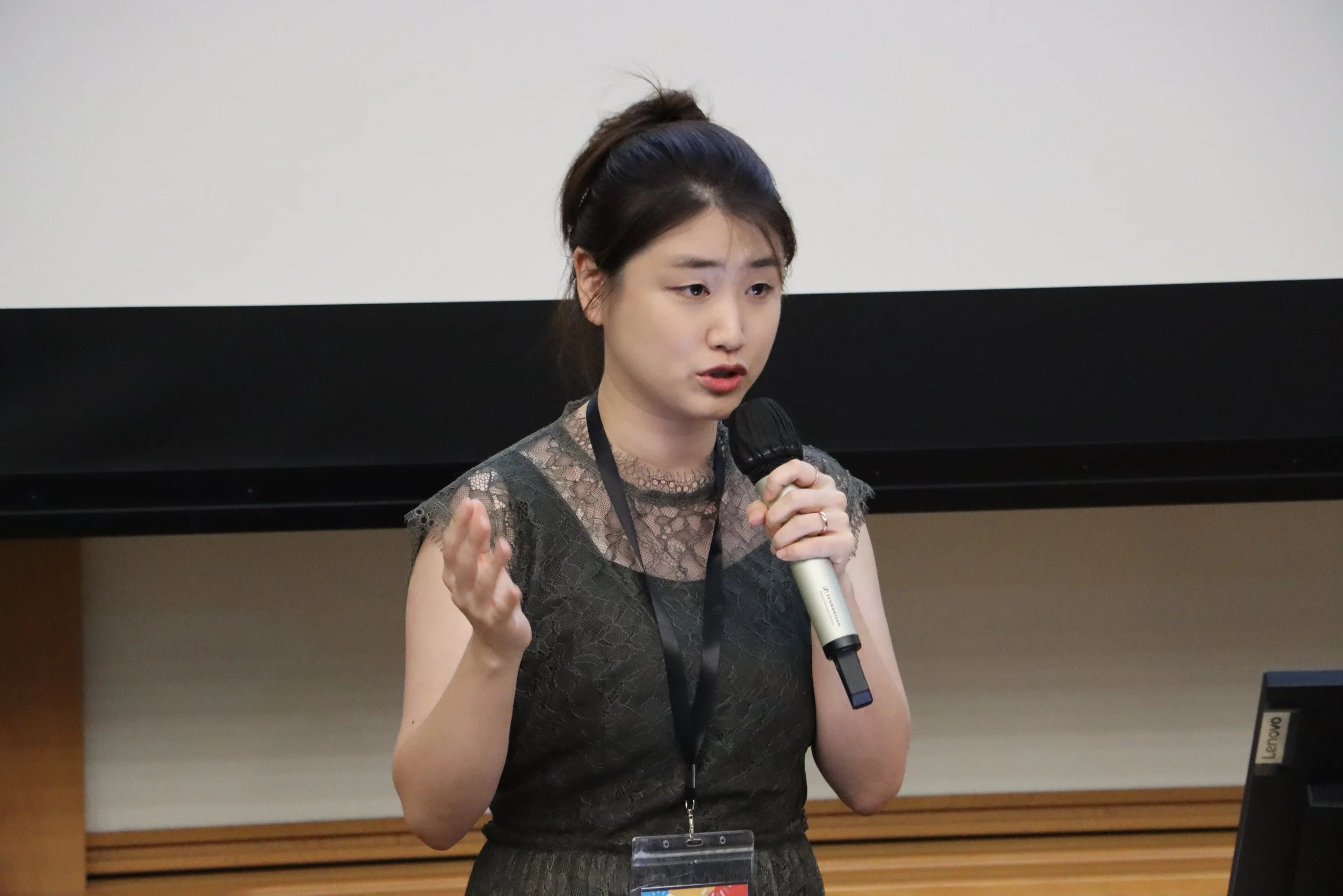 Bora Lim of the winning team from Seoul Myungshin Elementary School, as part of a combined team of elementary schools from Seoul, presenting their winning lesson plan, “From Seoul to Stars: Global Light Pollution SOS”.