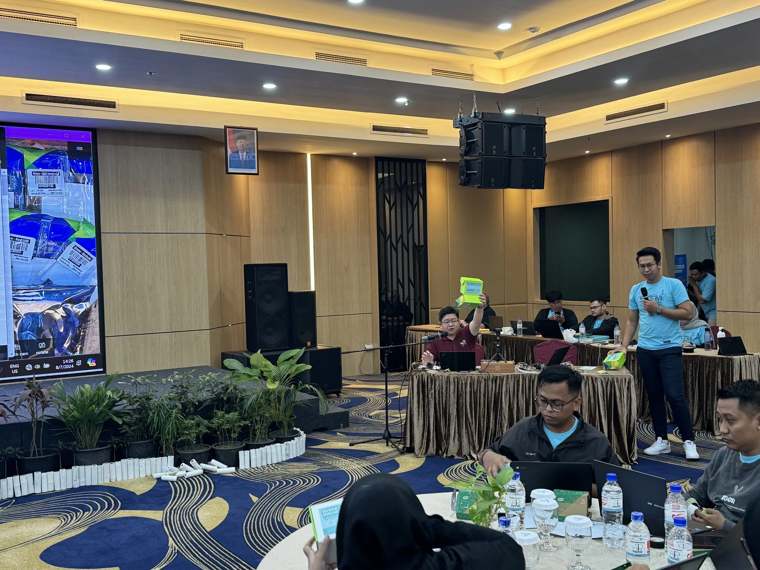  Mr Ng Yong Sim delivering continuing the micro:bit lecture focusing on the Grove Inventor Kit 
