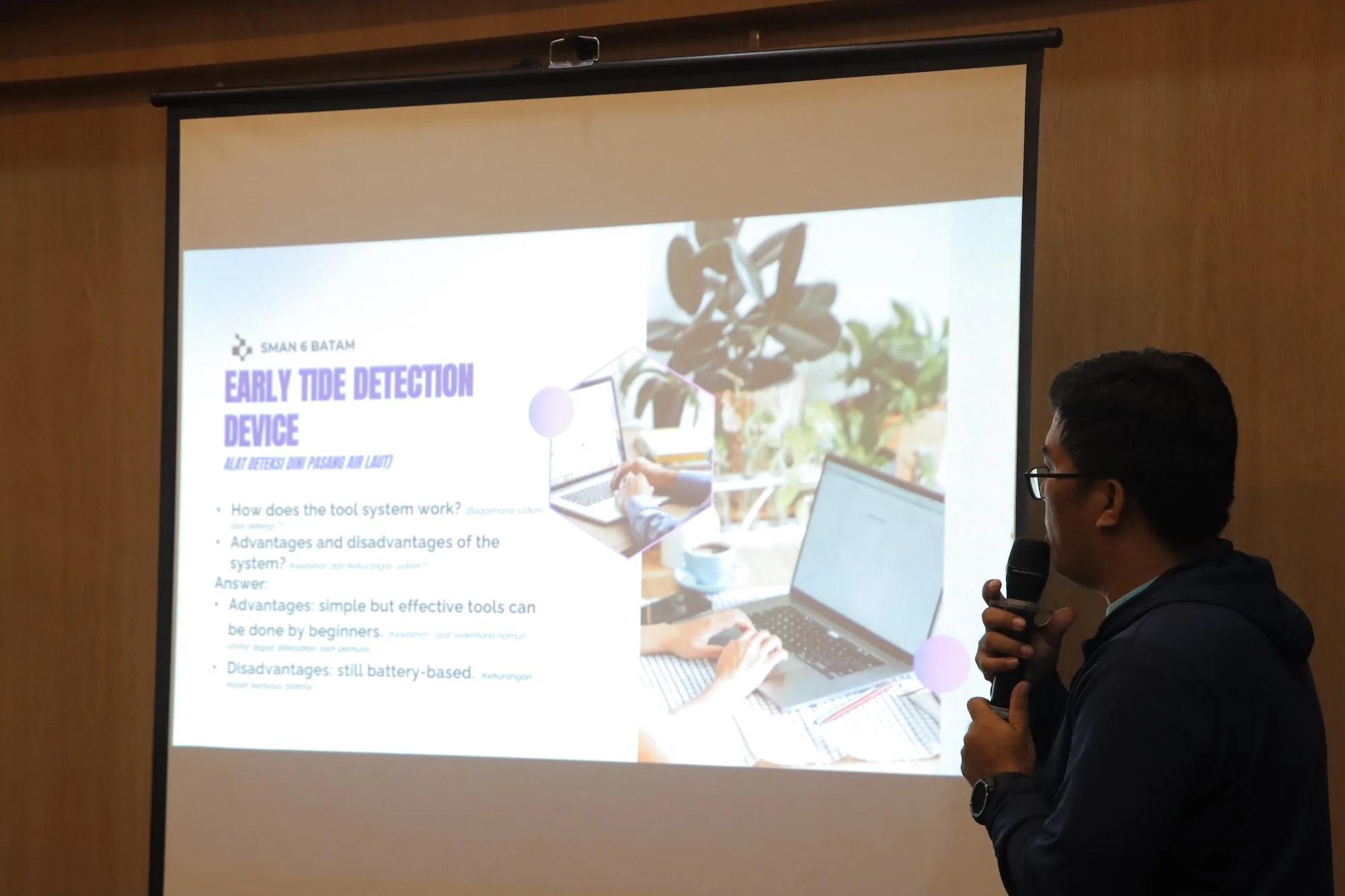  SMAN 6 Batam presenting their early tide detection device 