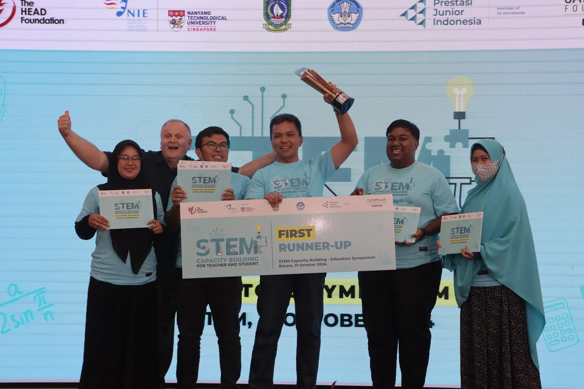 Participants from SMAN 6 Batam receiving their award for first runner-up for the best STEM educator, presented by Mr Robert Gardiner 