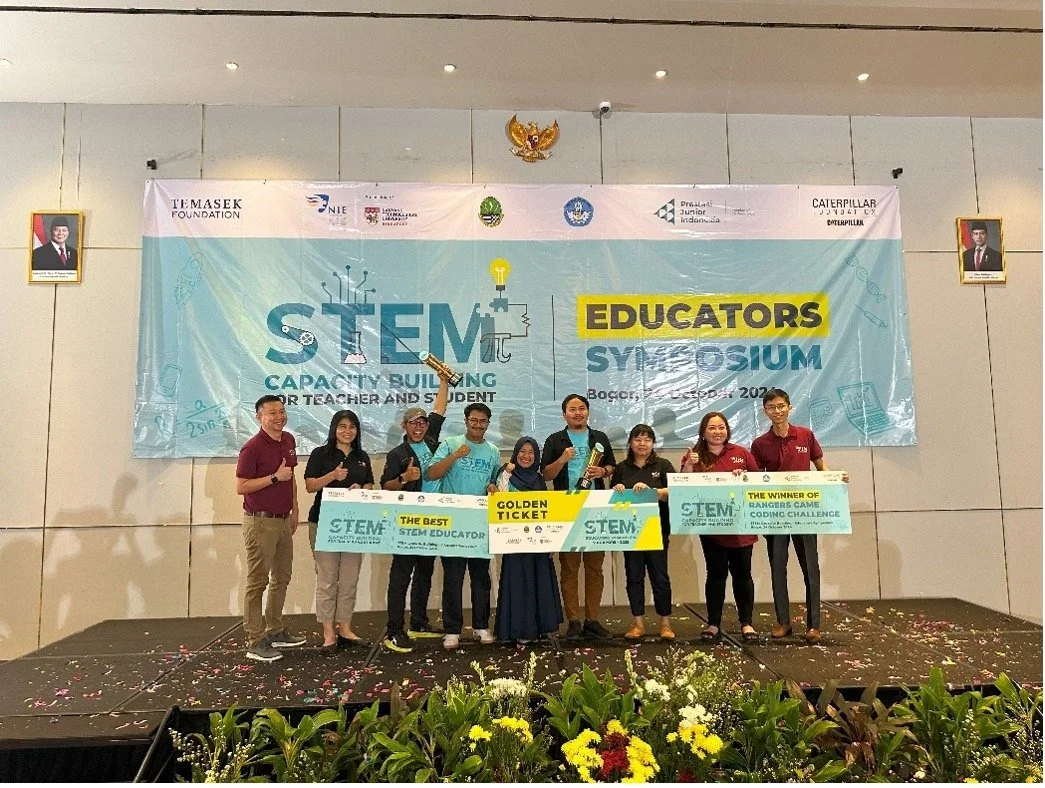 SMKN1 Cileungsi receiving the golden ticket with meriSTEM@NIE team