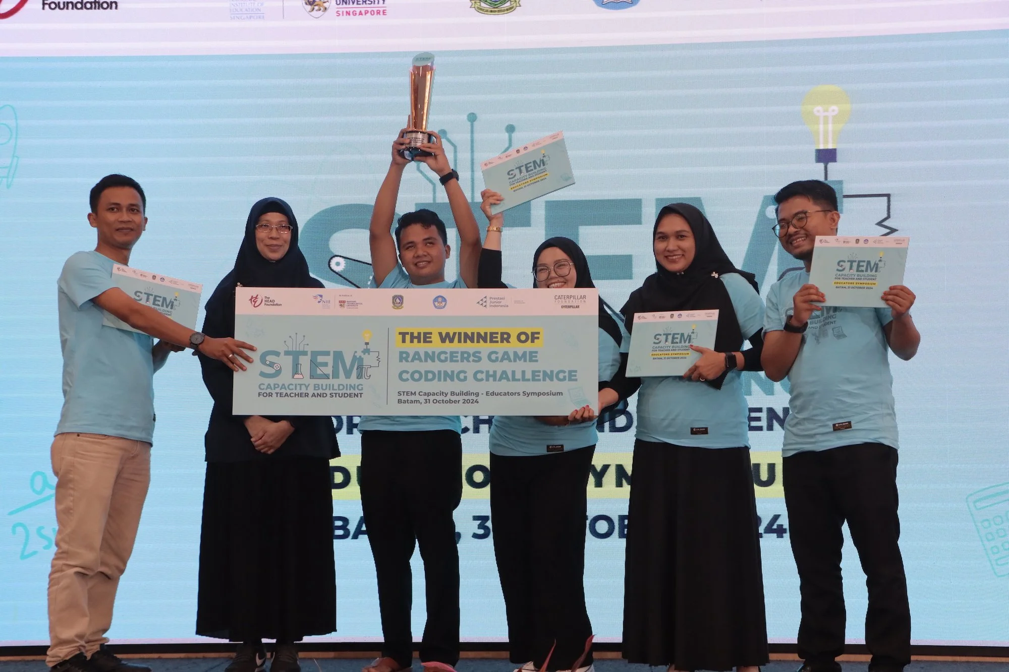  Participants from SMAN 7 Tanjung Pinang receiving their ranger games coding challenge award, presented by Ibu Dienovinky Sulandhi 