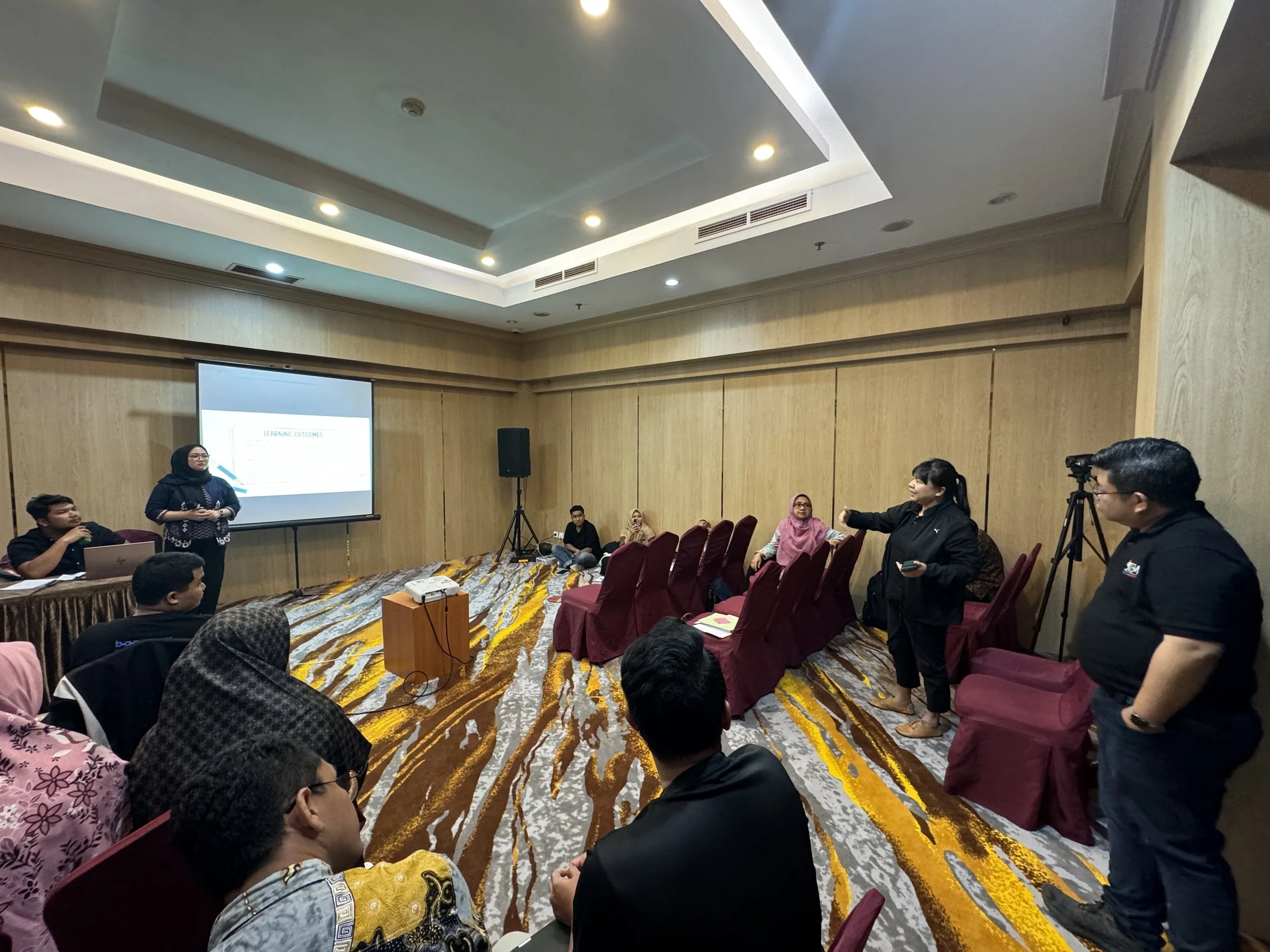  SMAN 20 Batam’s representative presenting their lesson plan on upkeeping of the school environment and cleanliness with micro:bit due to students’ low awareness of environment cleanliness 