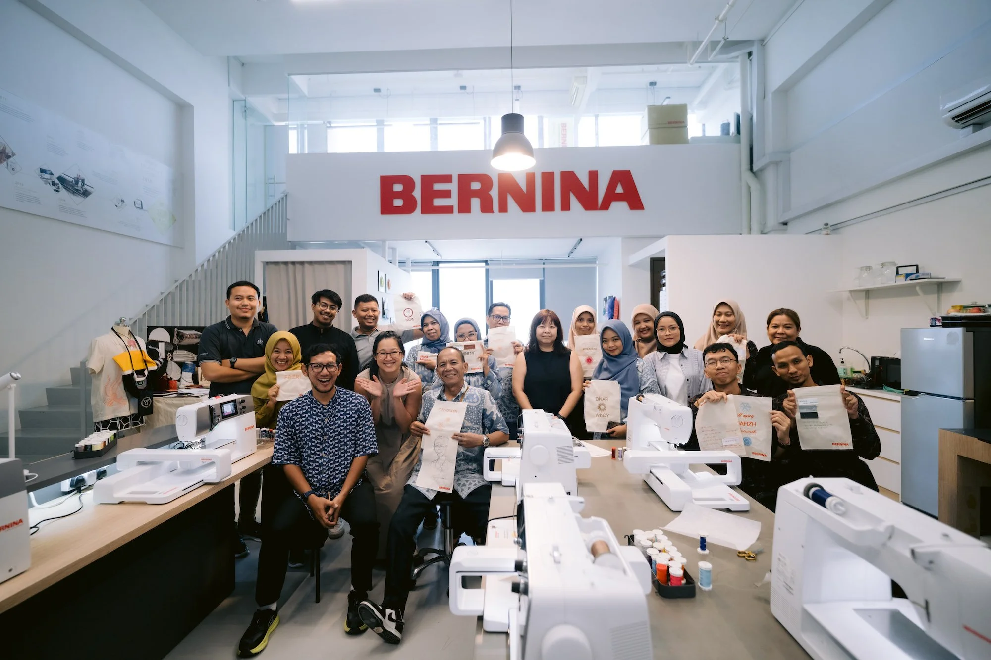 Group picture of the participants, Ms Michelle and Ms Yasmeen from BERNINA (Singapore), and Associate Professor Teo Tang Wee