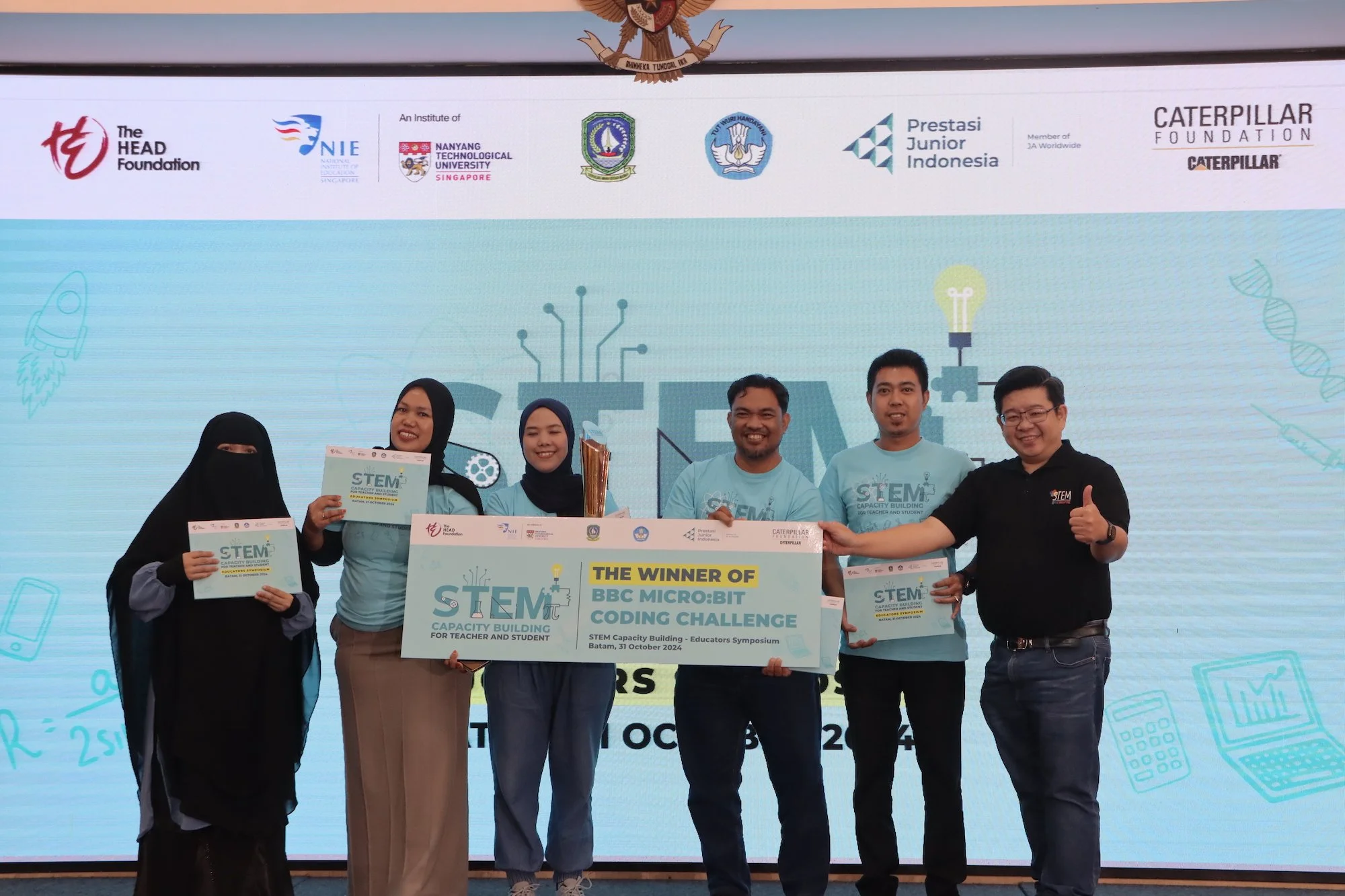  Participants from SMKN 6 Batam receiving their micro:bit coding challenge award, presented by Mr Ng Yong Sim 