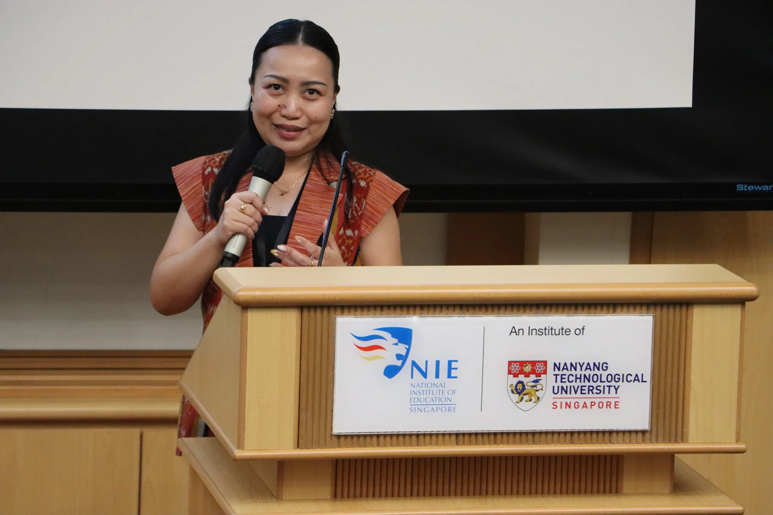 Jacqueline Mamenta Sonza of the winning team from PENABUR Intercultural School presenting their winning lesson plan, “Designing a Mini Circular Economy Loop as a School Way of Life”.