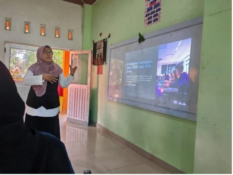  SMKN 2 Batam — Teacher conducting the lesson 