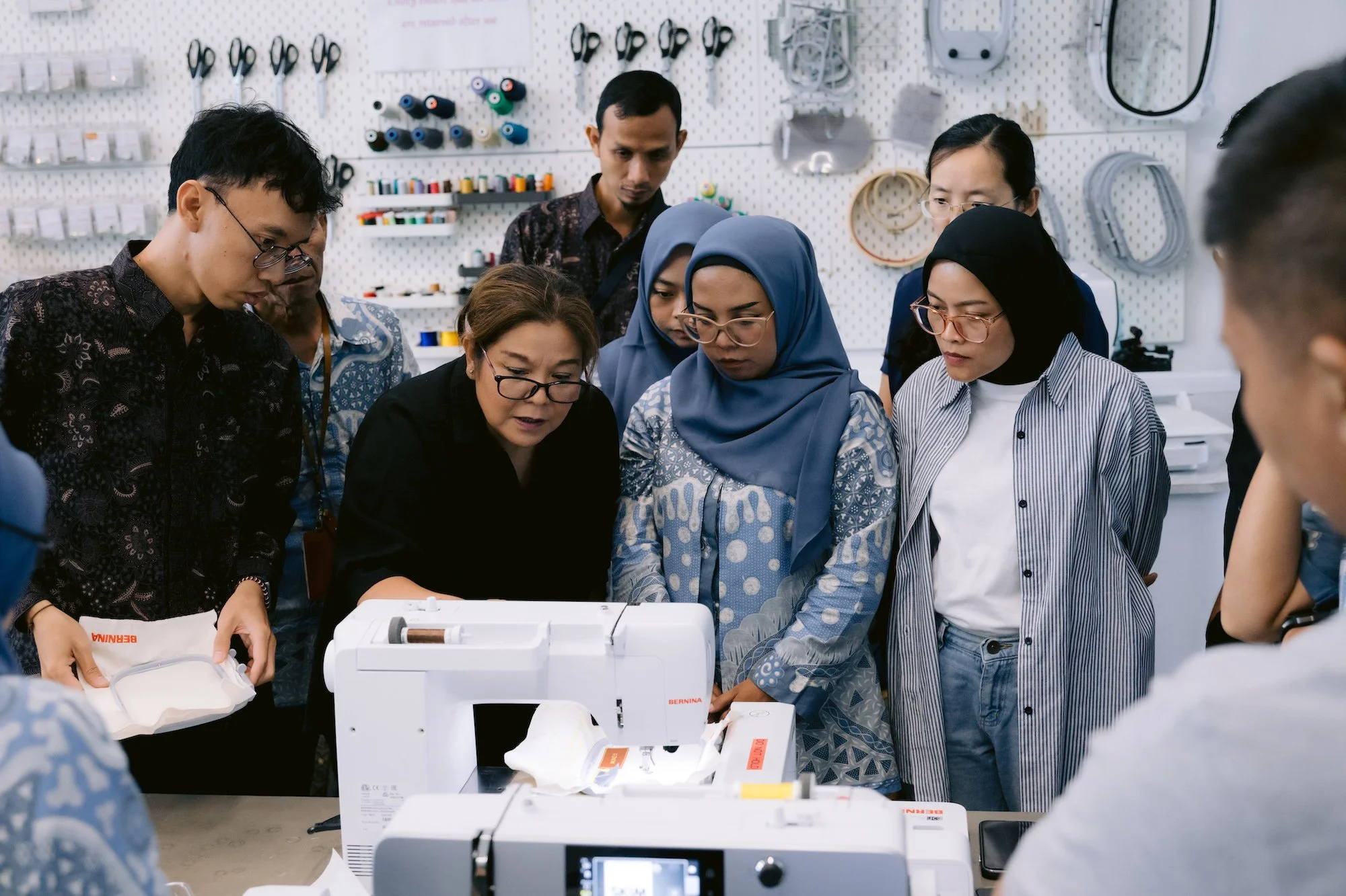 Ms Yasmeen assisting the participants with troubleshooting the machine