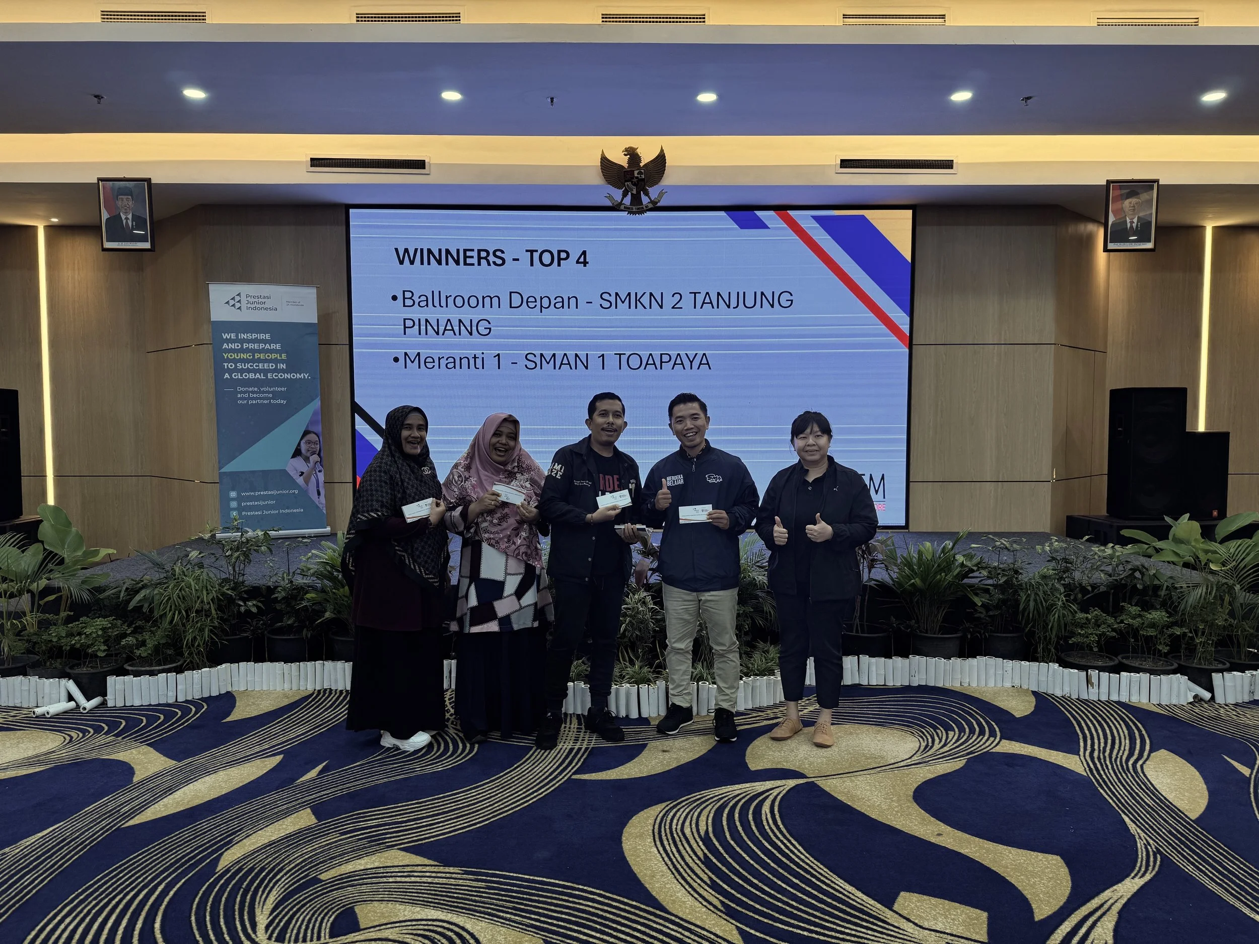  Associate Professor Teo Tang Wee with the winners from SMAN 1 Toapaya 